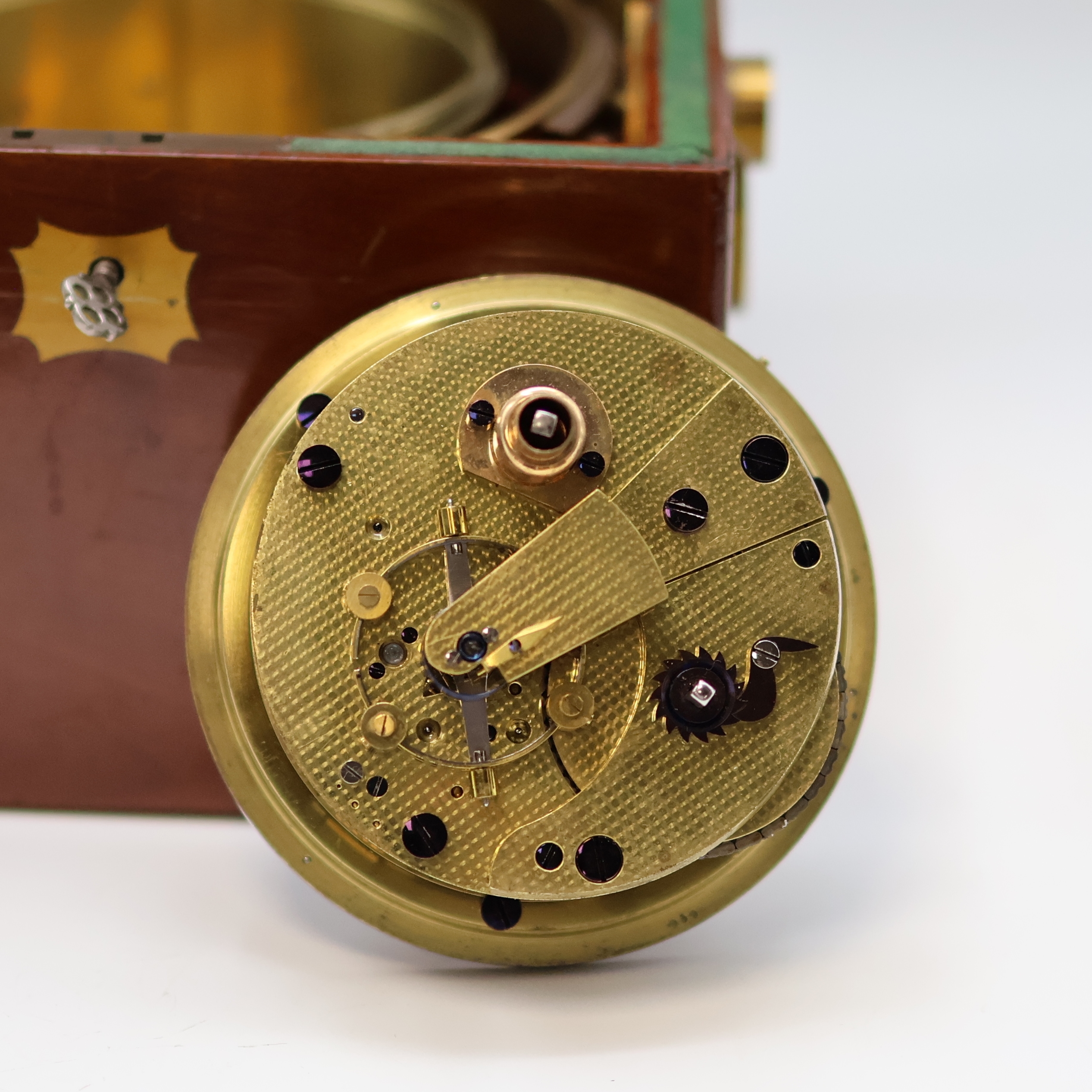 Detail f: E. DENT & Co / Rudolf Bayer, Bonn Marinechronometer mit Transportbox, England/Deutschland um 1900, 3-tlg. Mahagoni-Box im typischen Dent-Design, ...