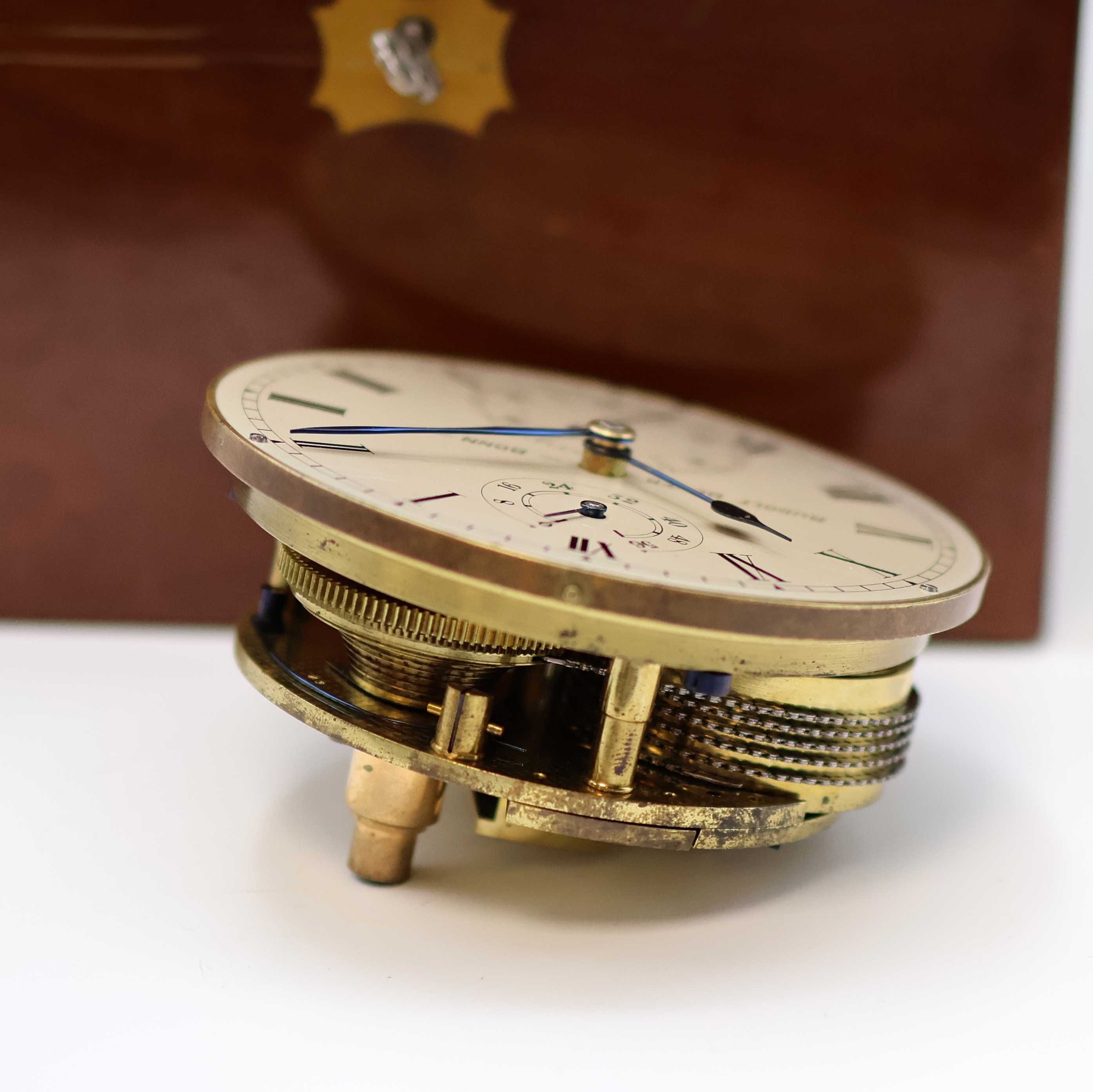 Detail g: E. DENT & Co / Rudolf Bayer, Bonn Marinechronometer mit Transportbox, England/Deutschland um 1900, 3-tlg. Mahagoni-Box im typischen Dent-Design, ...