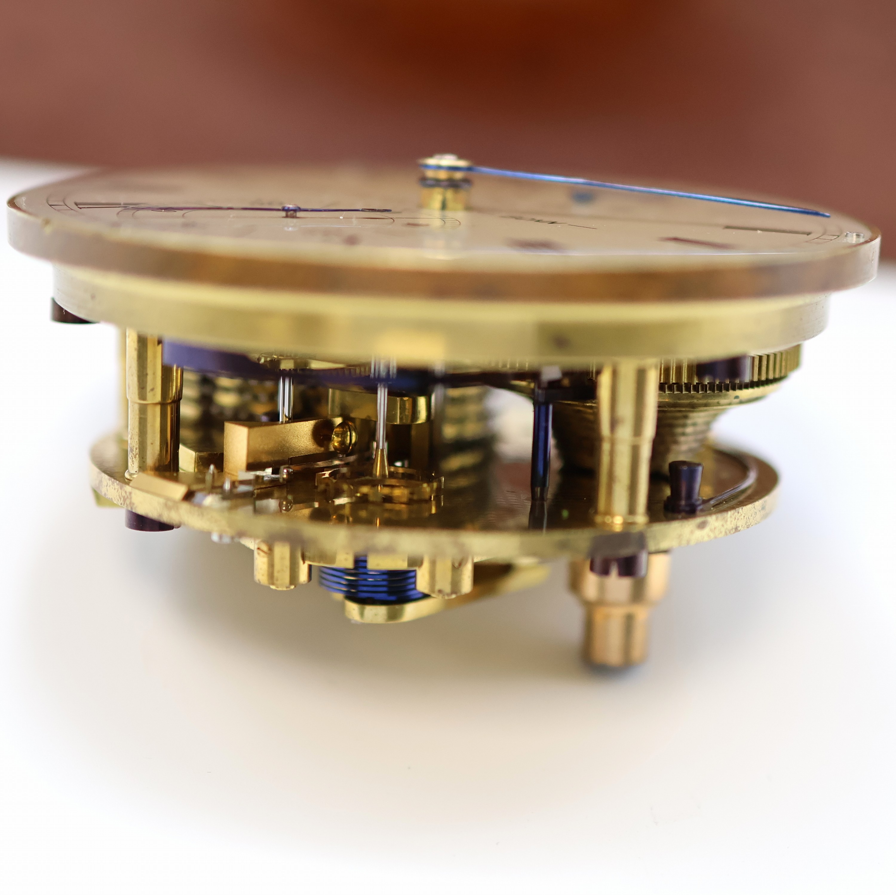 Detail i: E. DENT & Co / Rudolf Bayer, Bonn Marinechronometer mit Transportbox, England/Deutschland um 1900, 3-tlg. Mahagoni-Box im typischen Dent-Design, ...