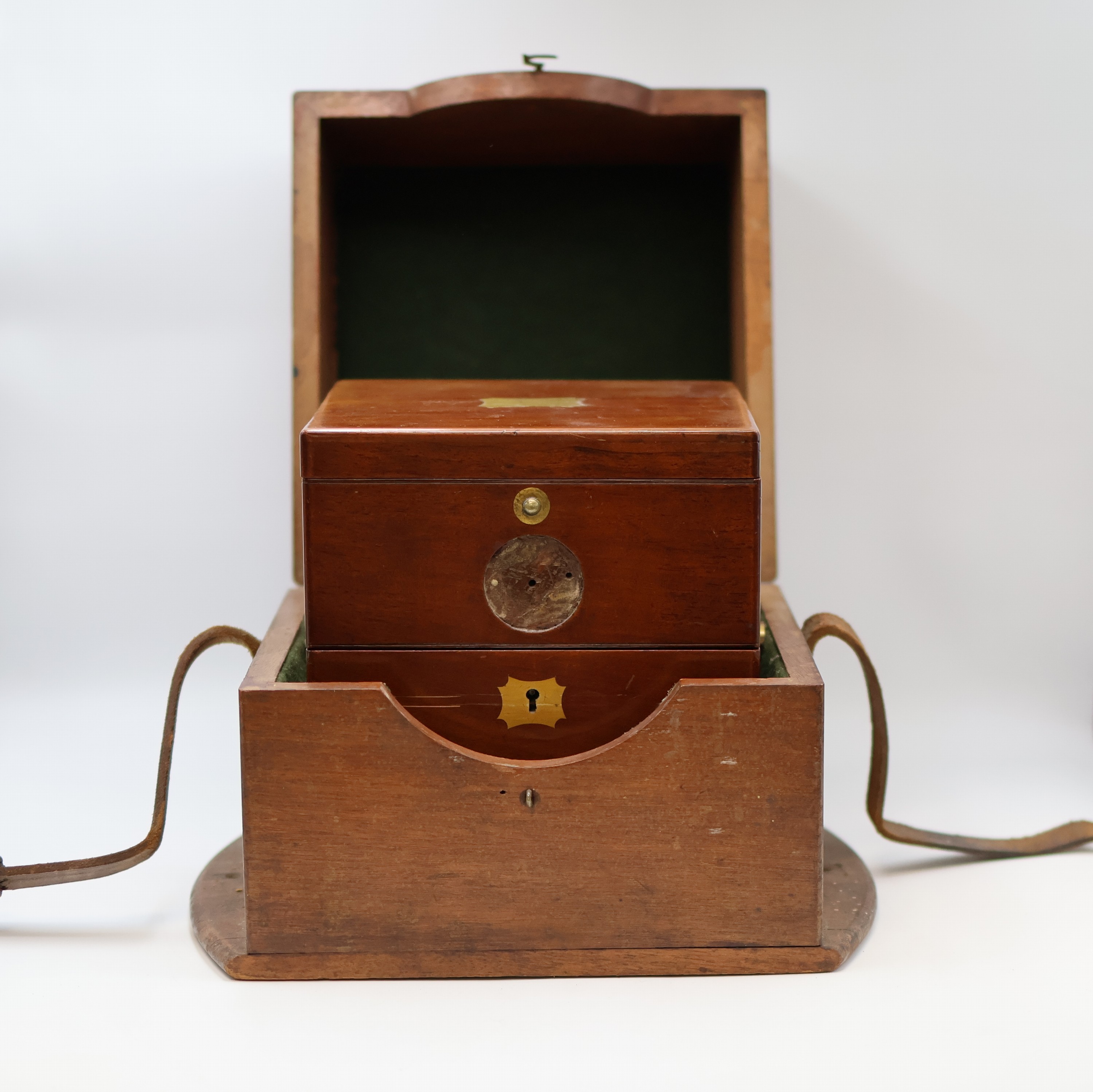 Detail j: E. DENT & Co / Rudolf Bayer, Bonn Marinechronometer mit Transportbox, England/Deutschland um 1900, 3-tlg. Mahagoni-Box im typischen Dent-Design, ...
