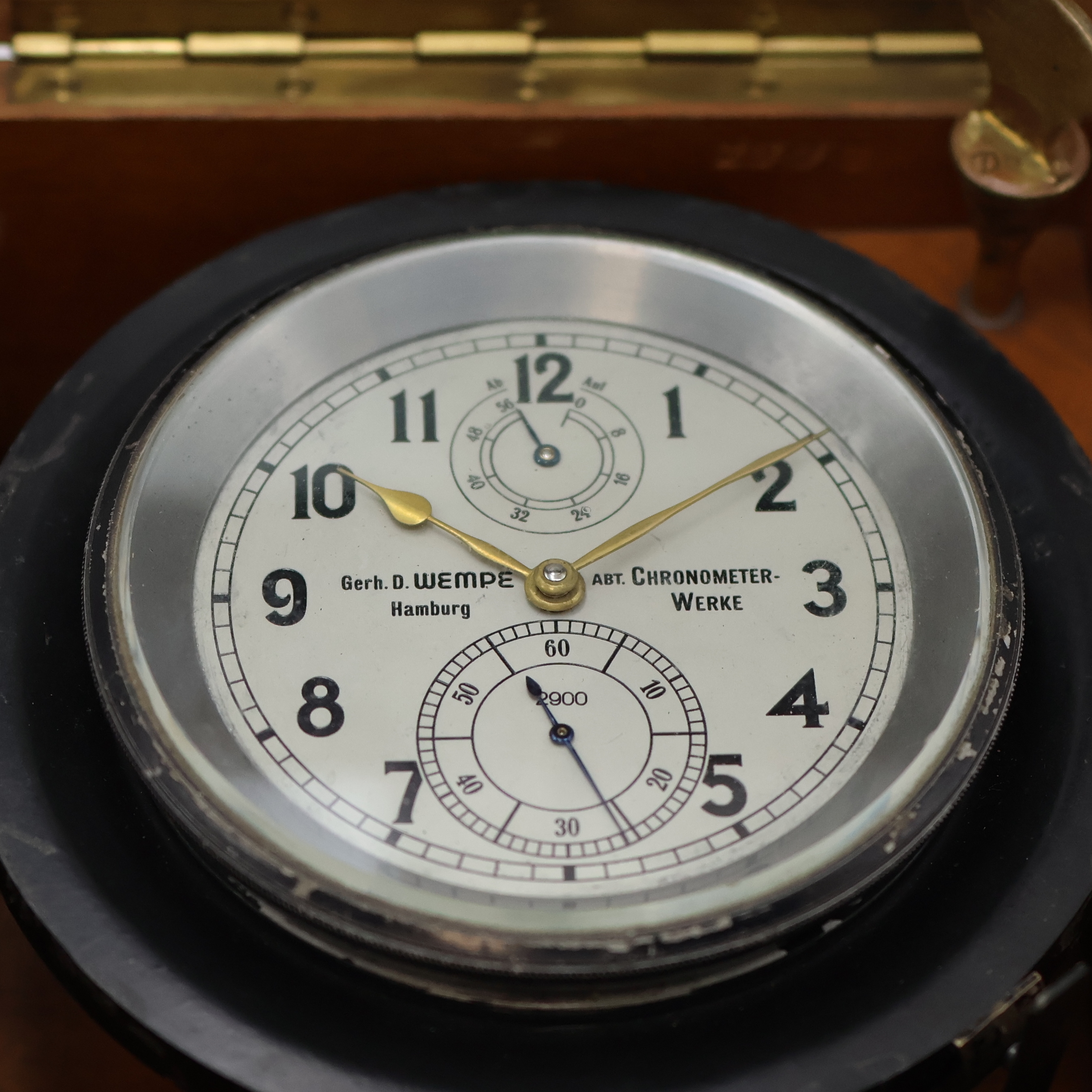 Detail a: WEMPE Marinechronometer mit Ankerhemmung, Deutschland um 1942, 2-tlg. Holzkasten, Facett-vergl., Werk u. Geh. nummerngleich, Aluminium-Geh. in ...