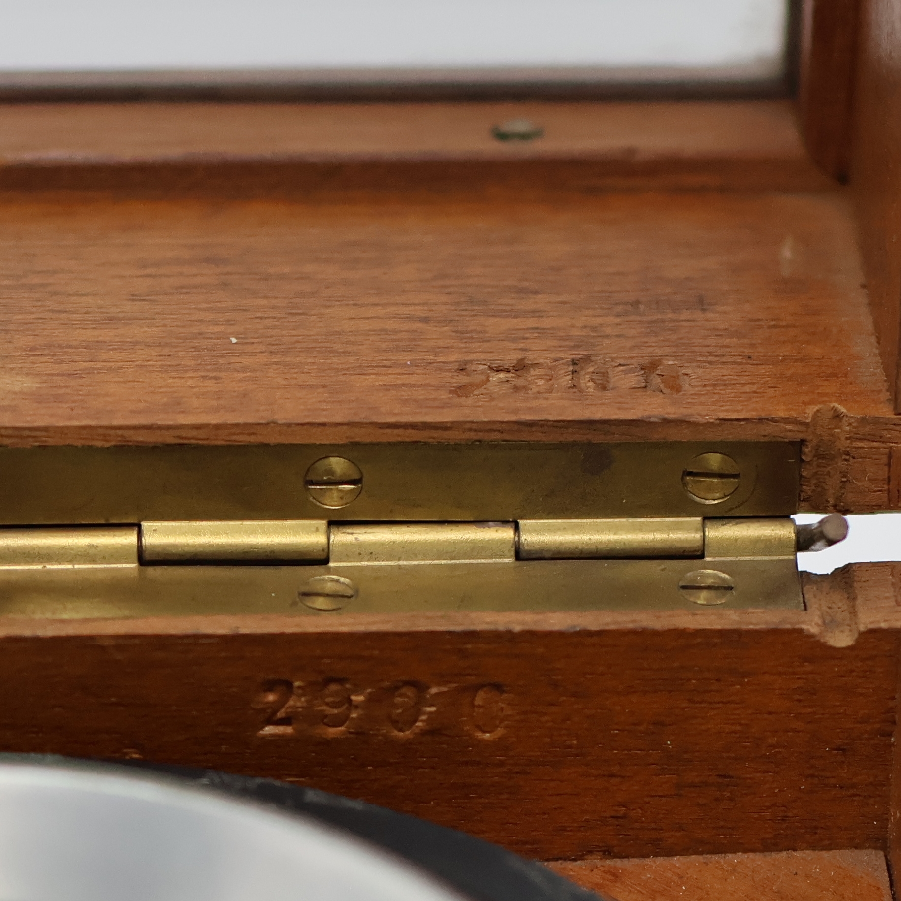 Detail d: WEMPE Marinechronometer mit Ankerhemmung, Deutschland um 1942, 2-tlg. Holzkasten, Facett-vergl., Werk u. Geh. nummerngleich, Aluminium-Geh. in ...