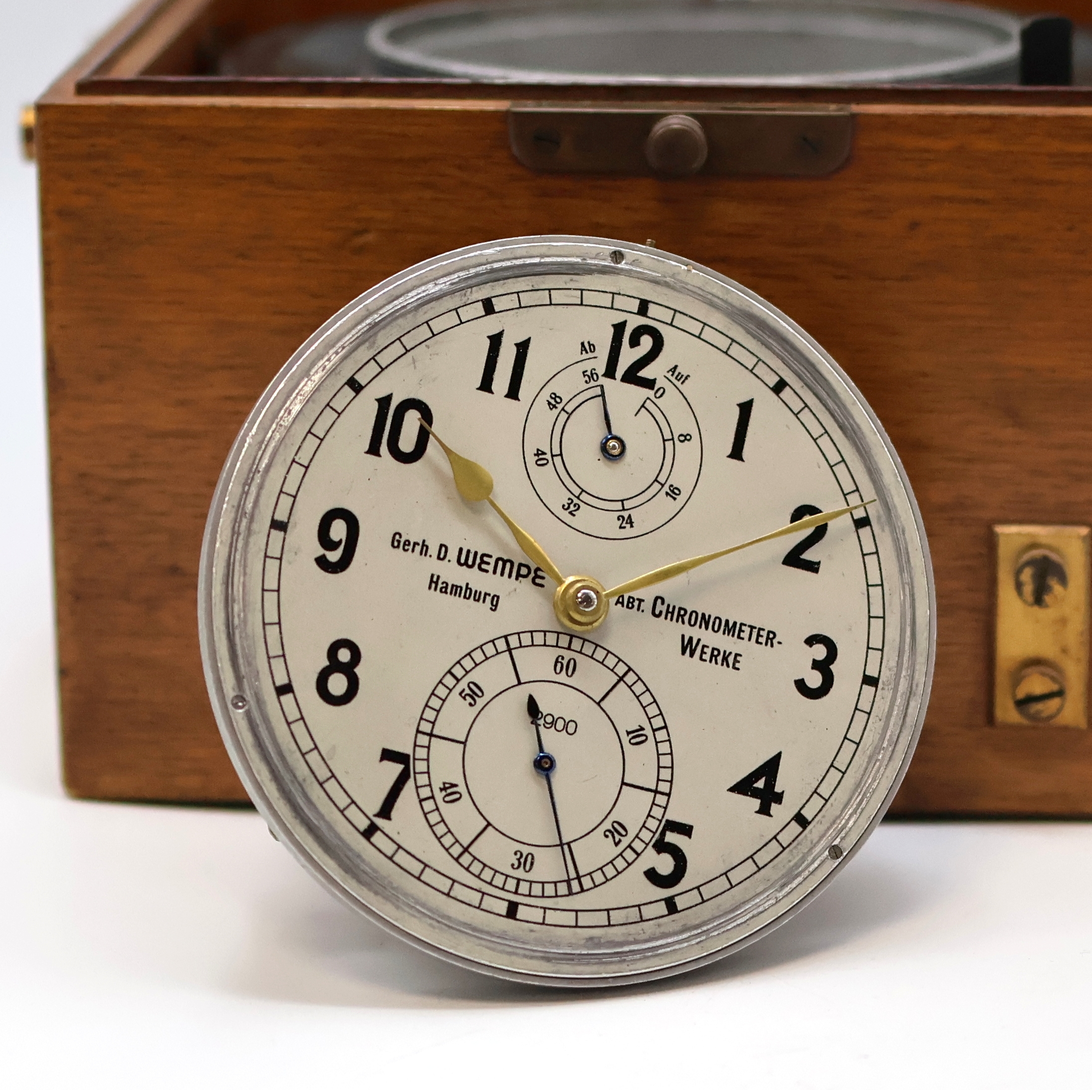 Detail e: WEMPE Marinechronometer mit Ankerhemmung, Deutschland um 1942, 2-tlg. Holzkasten, Facett-vergl., Werk u. Geh. nummerngleich, Aluminium-Geh. in ...