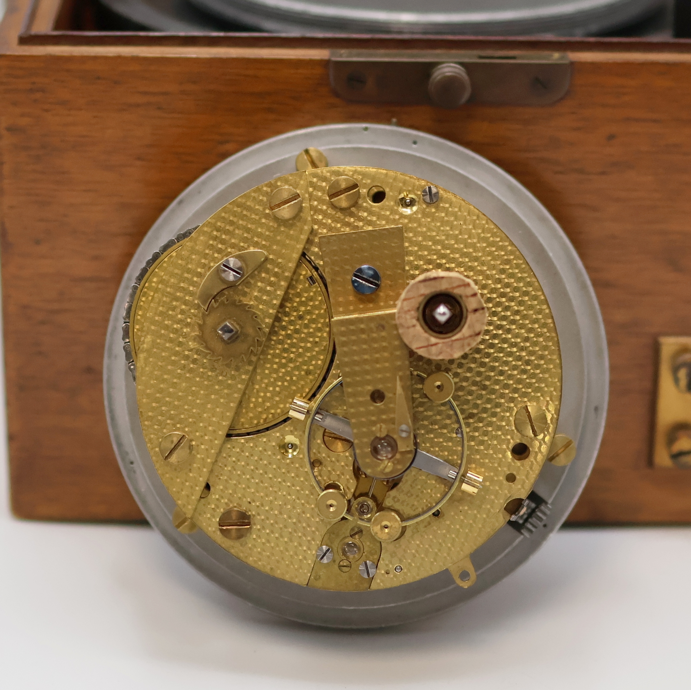 Detail f: WEMPE Marinechronometer mit Ankerhemmung, Deutschland um 1942, 2-tlg. Holzkasten, Facett-vergl., Werk u. Geh. nummerngleich, Aluminium-Geh. in ...