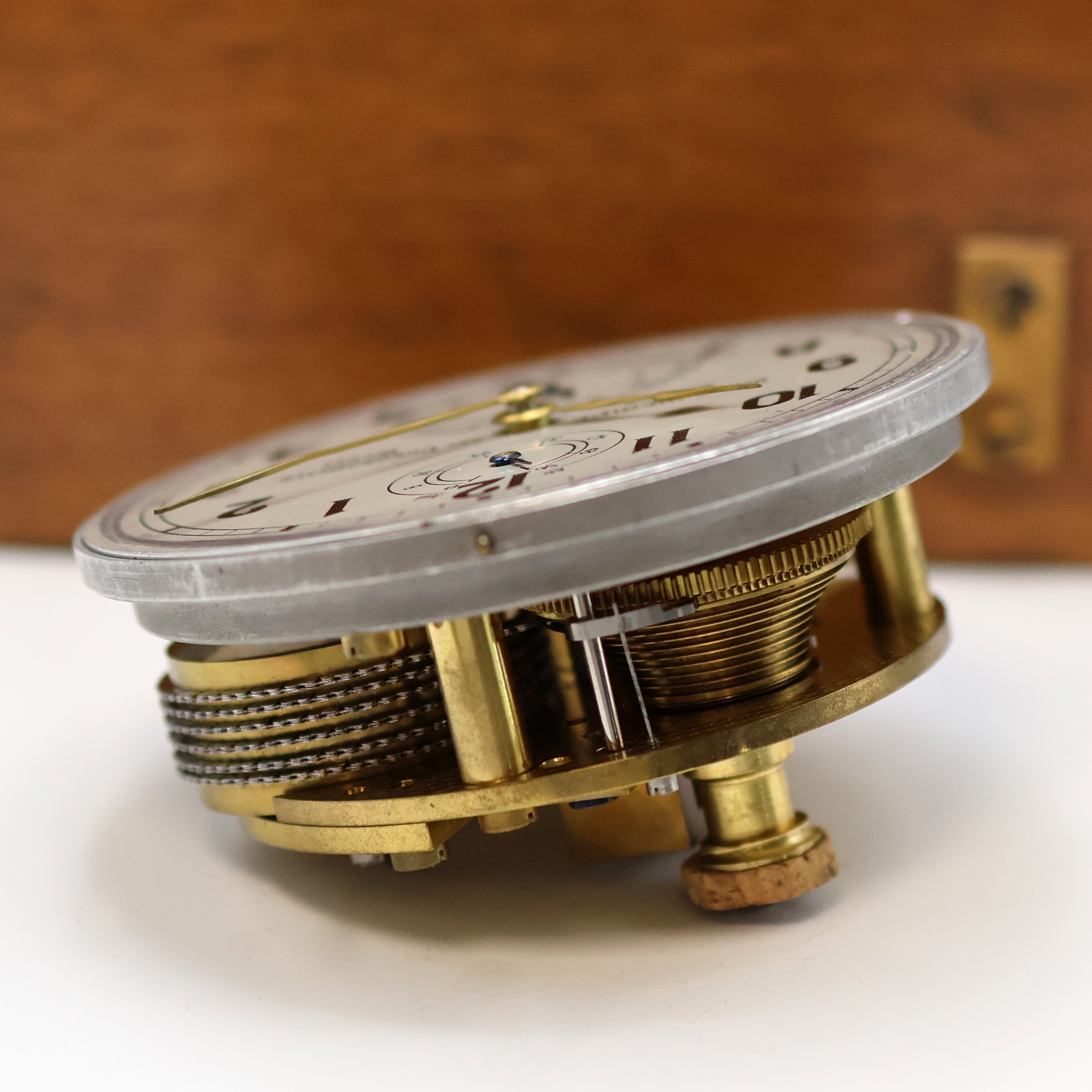 Detail g: WEMPE Marinechronometer mit Ankerhemmung, Deutschland um 1942, 2-tlg. Holzkasten, Facett-vergl., Werk u. Geh. nummerngleich, Aluminium-Geh. in ...
