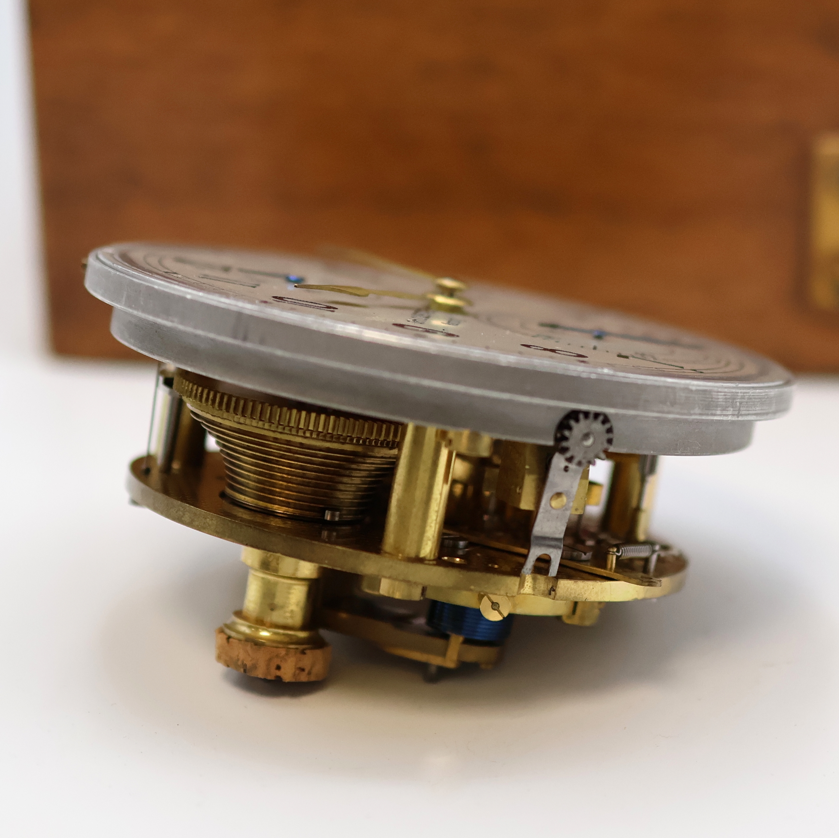 Detail h: WEMPE Marinechronometer mit Ankerhemmung, Deutschland um 1942, 2-tlg. Holzkasten, Facett-vergl., Werk u. Geh. nummerngleich, Aluminium-Geh. in ...