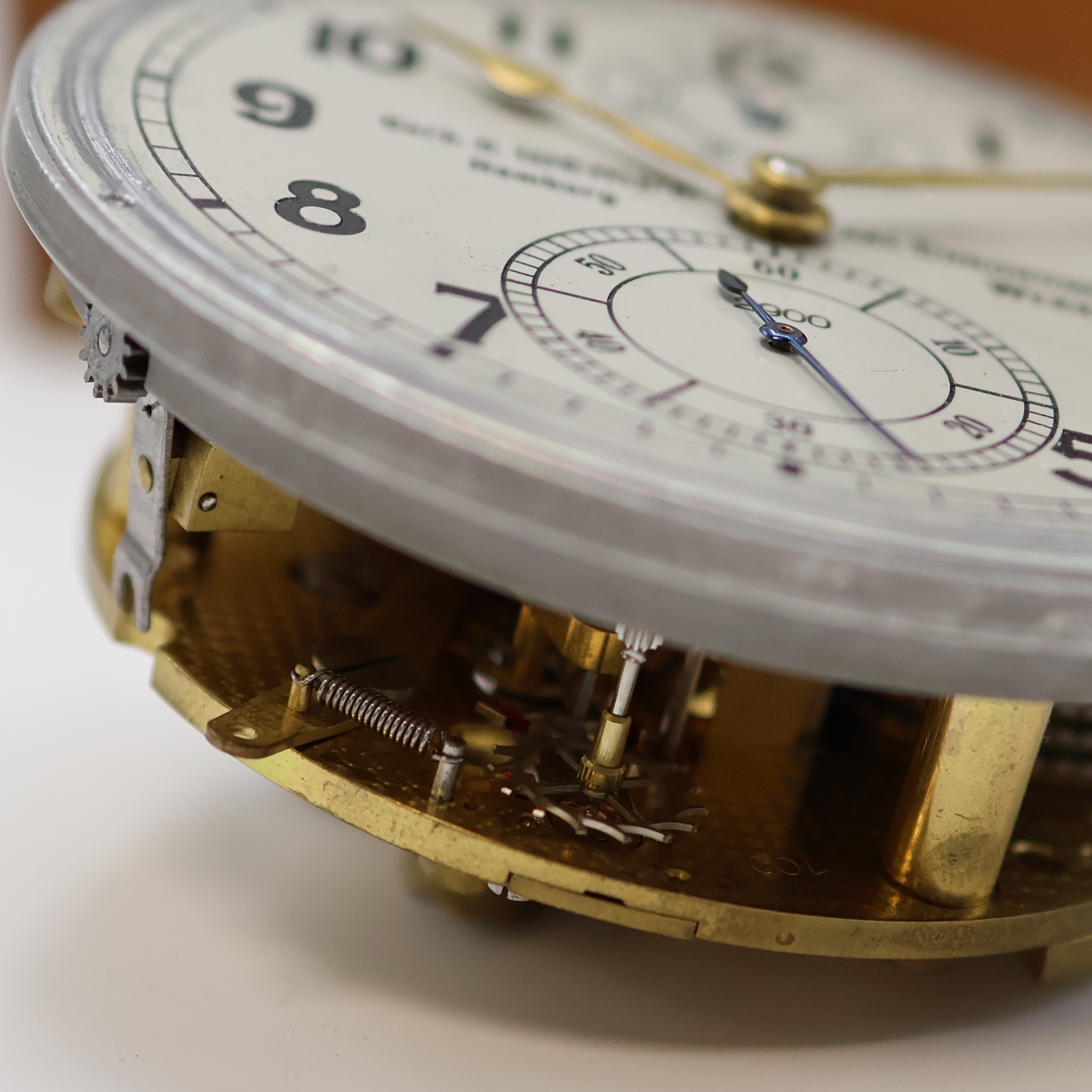 Detail i: WEMPE Marinechronometer mit Ankerhemmung, Deutschland um 1942, 2-tlg. Holzkasten, Facett-vergl., Werk u. Geh. nummerngleich, Aluminium-Geh. in ...