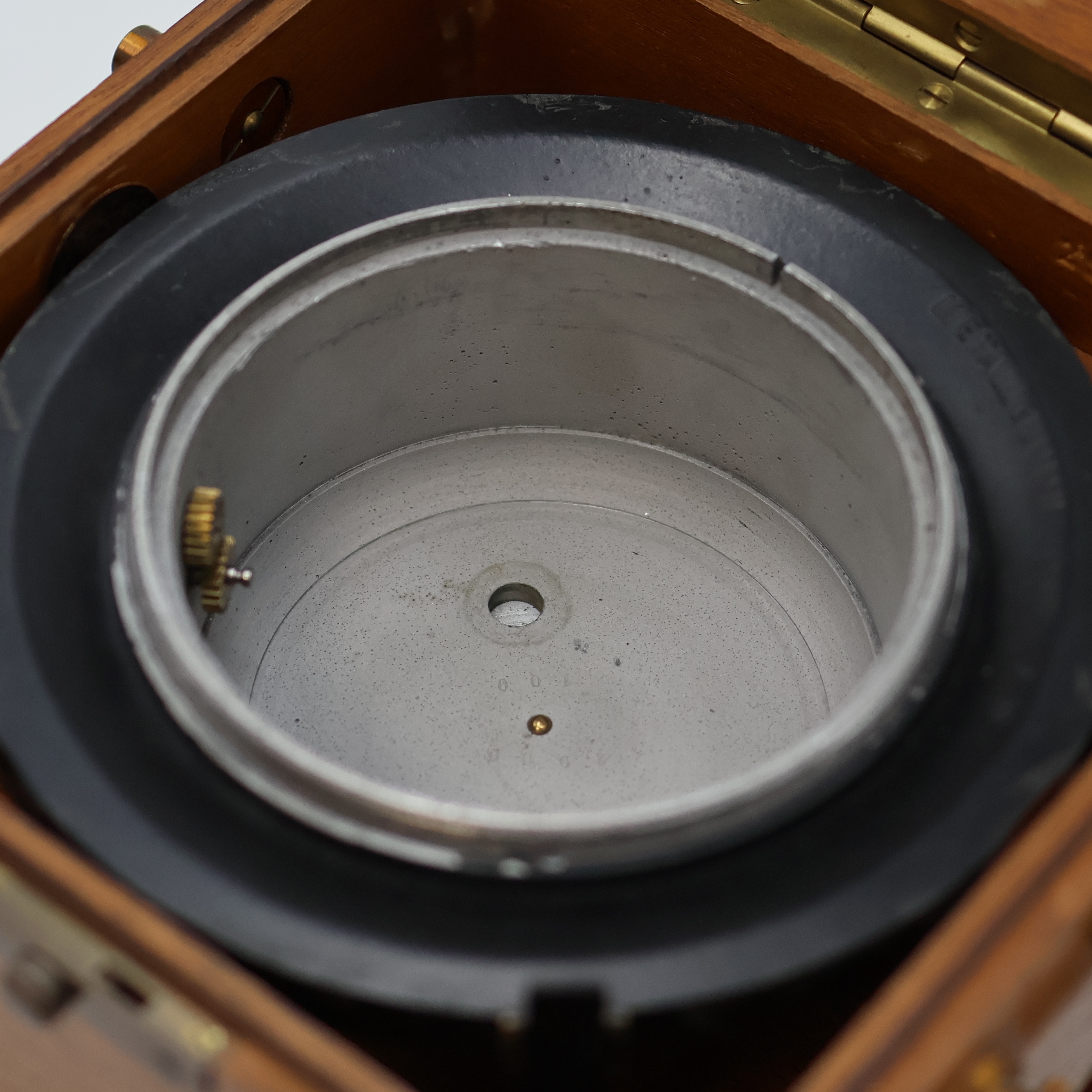 Detail j: WEMPE Marinechronometer mit Ankerhemmung, Deutschland um 1942, 2-tlg. Holzkasten, Facett-vergl., Werk u. Geh. nummerngleich, Aluminium-Geh. in ...