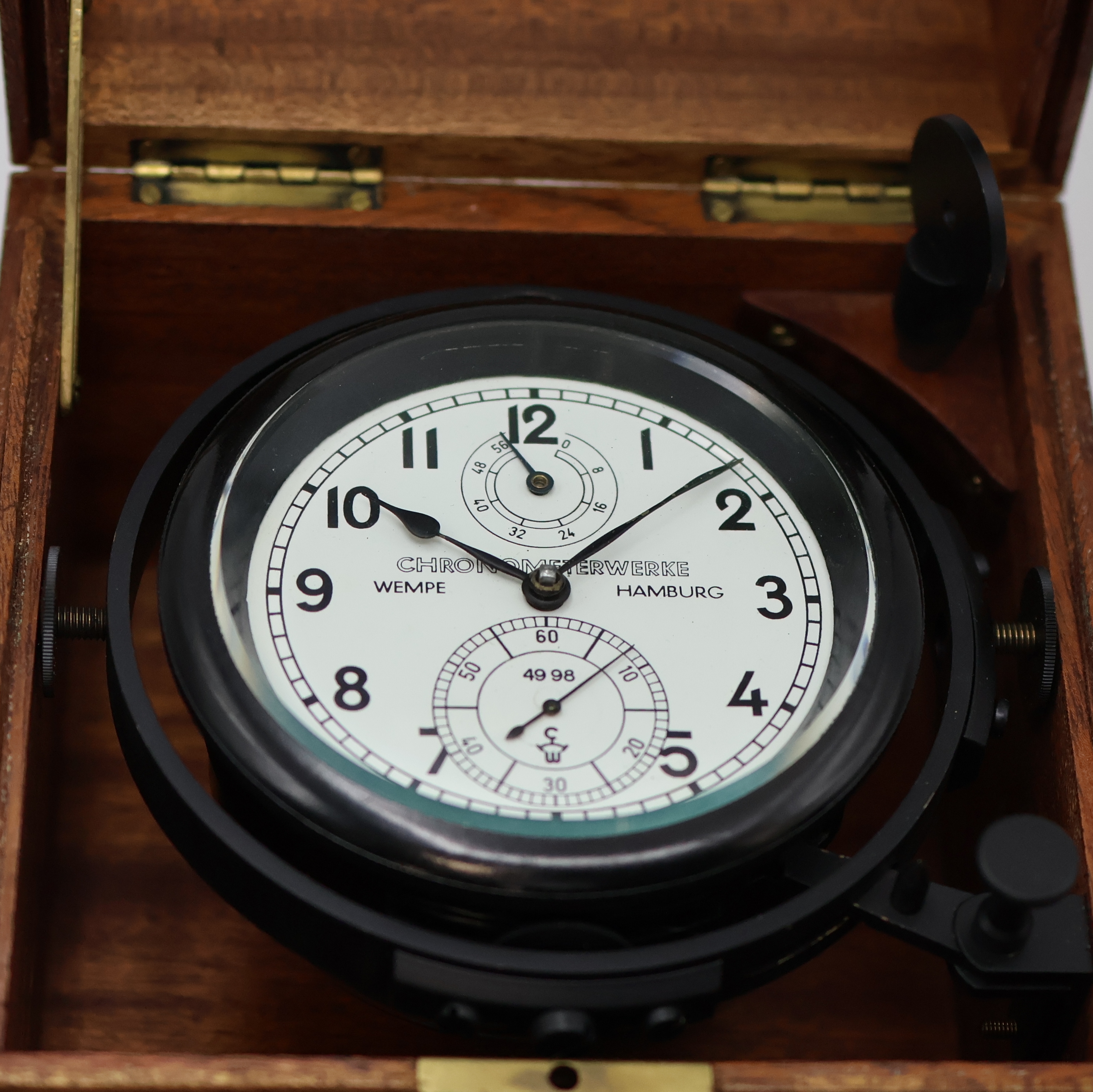 Detail a: WEMPE Marinechronometer im Bakelit-Gehäuse, Deutschland um 1946, 2-tlg. Holzkasten später, kardanisch aufgehängtes Bakelit-Geh., Lünette ...