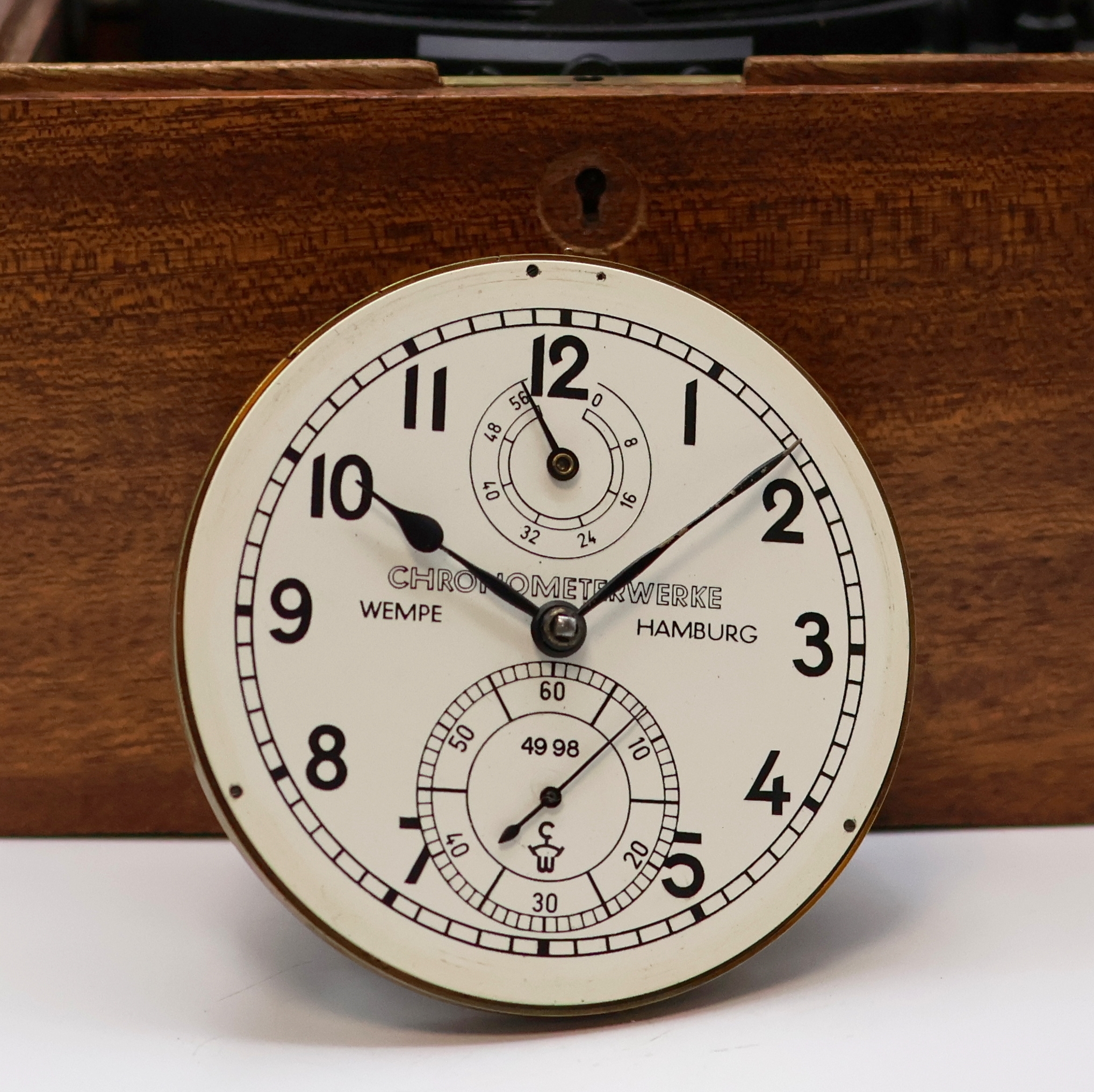 Detail d: WEMPE Marinechronometer im Bakelit-Gehäuse, Deutschland um 1946, 2-tlg. Holzkasten später, kardanisch aufgehängtes Bakelit-Geh., Lünette ...