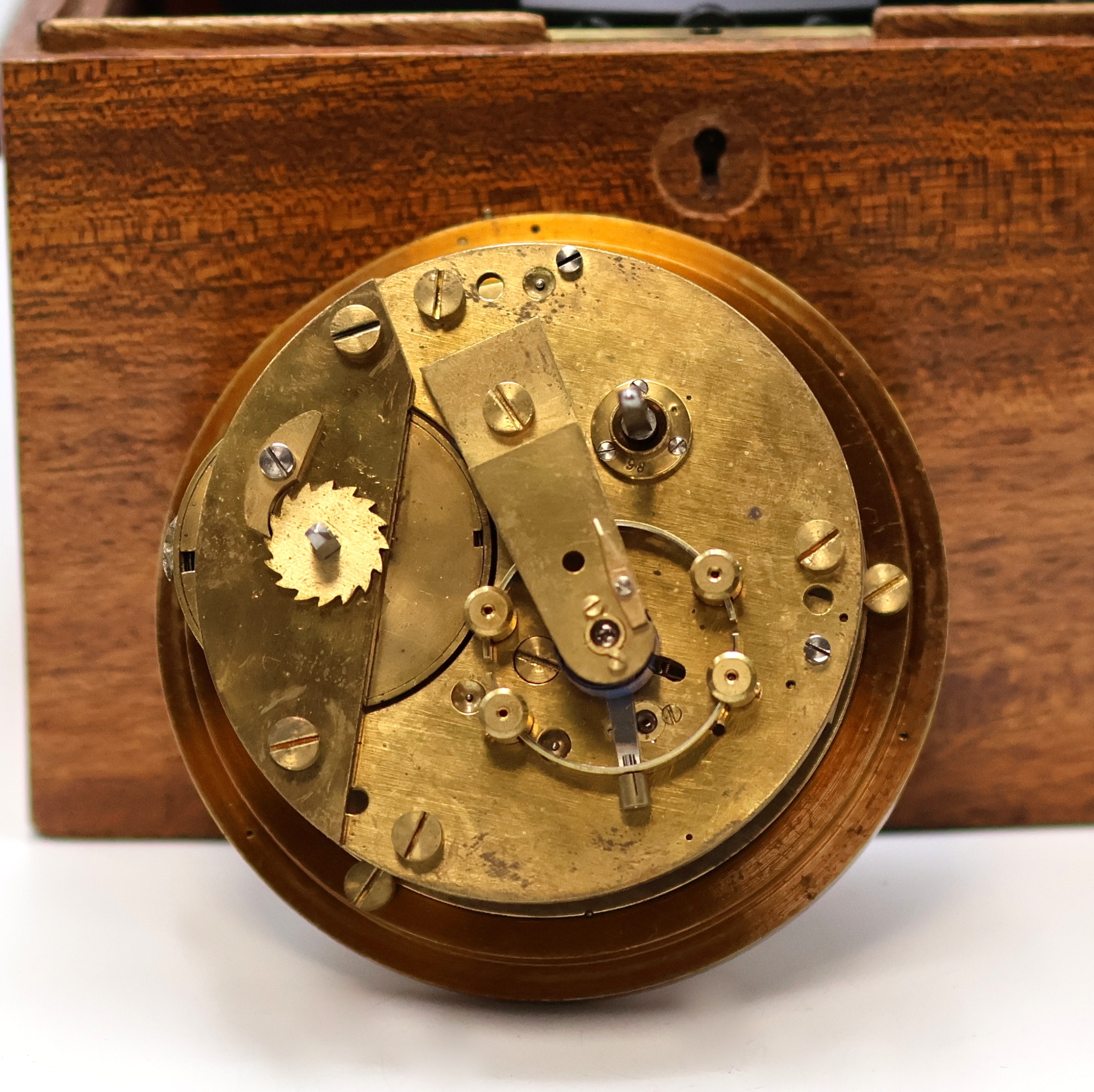 Detail e: WEMPE Marinechronometer im Bakelit-Gehäuse, Deutschland um 1946, 2-tlg. Holzkasten später, kardanisch aufgehängtes Bakelit-Geh., Lünette ...