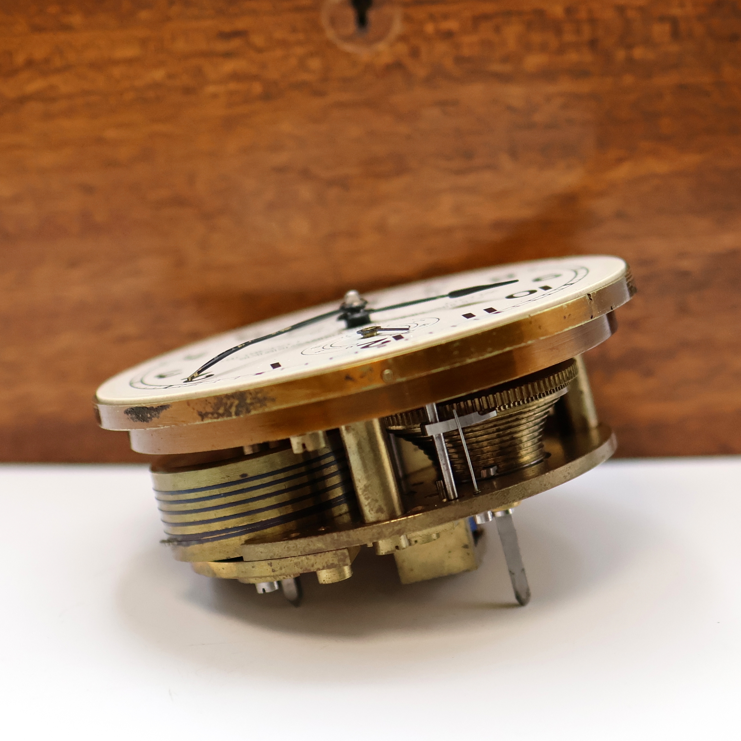 Detail f: WEMPE Marinechronometer im Bakelit-Gehäuse, Deutschland um 1946, 2-tlg. Holzkasten später, kardanisch aufgehängtes Bakelit-Geh., Lünette ...