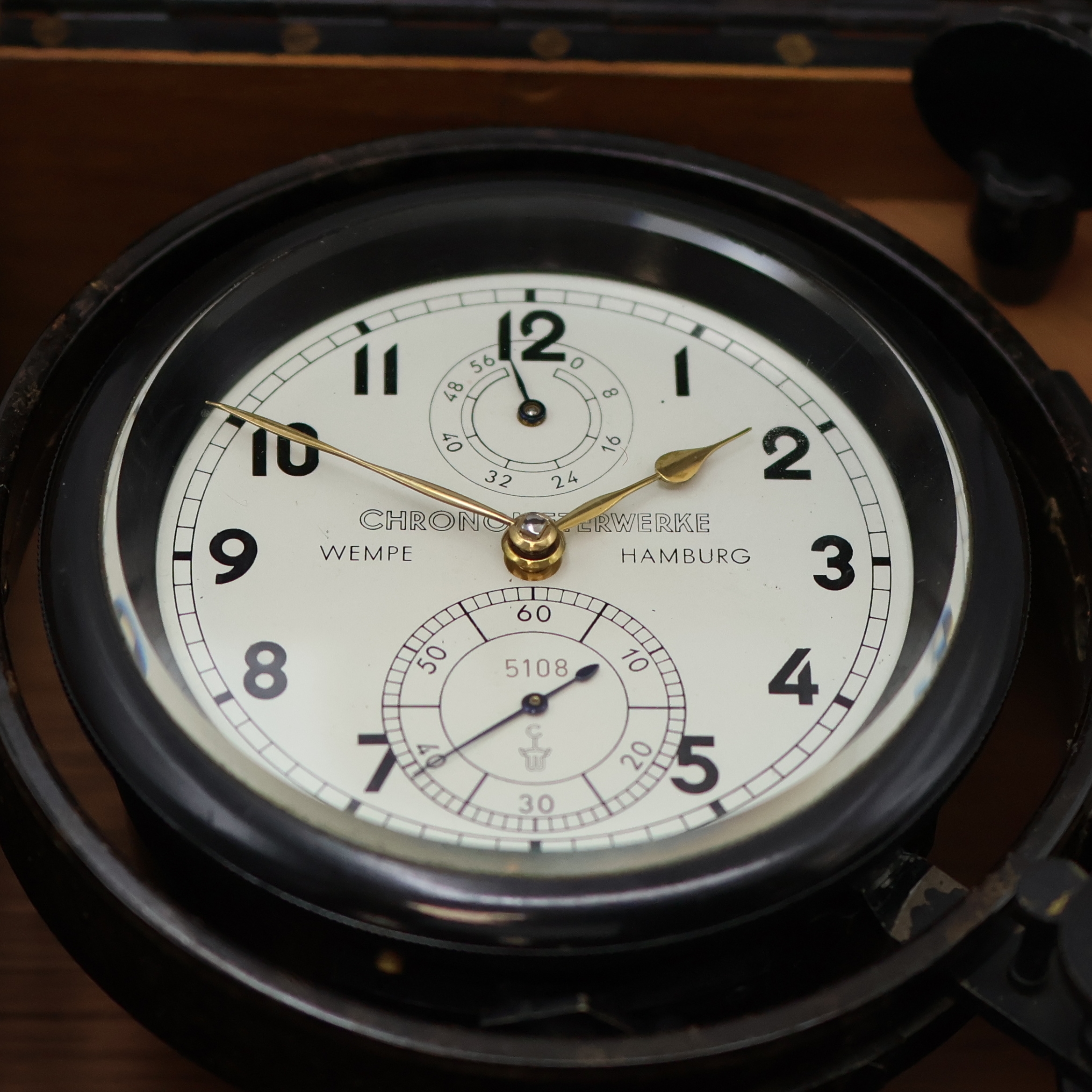 Detail a: WEMPE Marinechronometer im Bakelit-Gehäuse in original Box, Deutschland um 1946, 2-tlg. Eichenkasten, vergl., kardanisch aufgehängtes Bakelit-Geh., ...