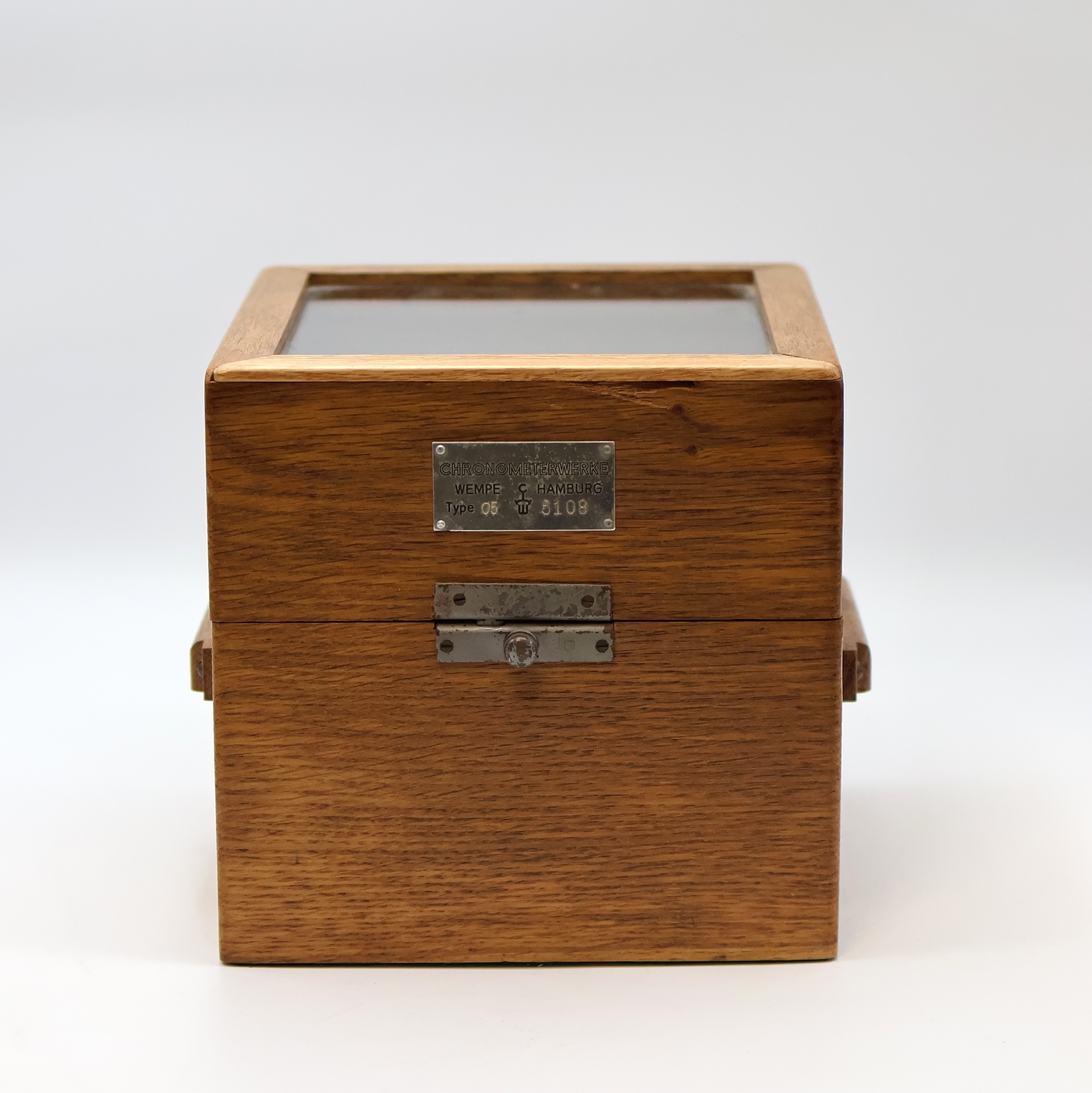 Detail b: WEMPE Marinechronometer im Bakelit-Gehäuse in original Box, Deutschland um 1946, 2-tlg. Eichenkasten, vergl., kardanisch aufgehängtes Bakelit-Geh., ...