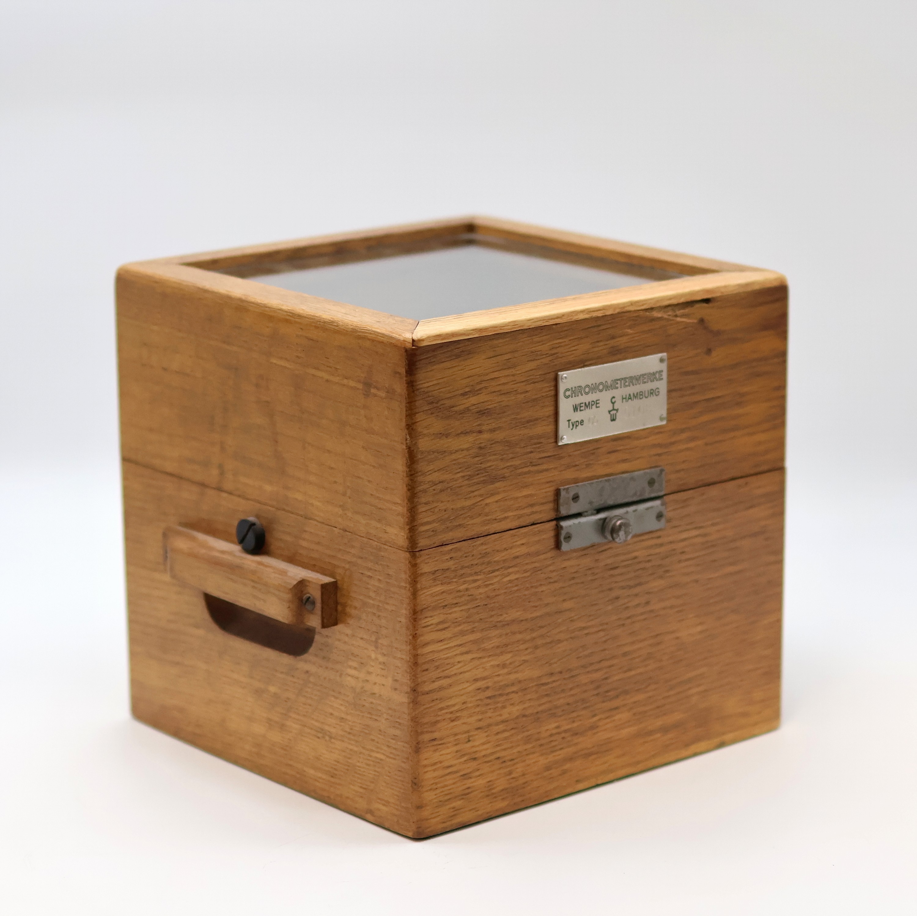 Detail c: WEMPE Marinechronometer im Bakelit-Gehäuse in original Box, Deutschland um 1946, 2-tlg. Eichenkasten, vergl., kardanisch aufgehängtes Bakelit-Geh., ...