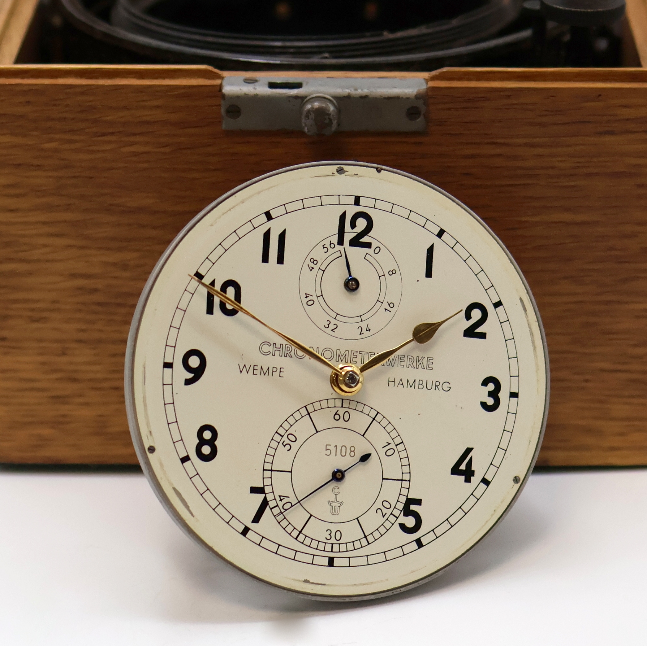Detail d: WEMPE Marinechronometer im Bakelit-Gehäuse in original Box, Deutschland um 1946, 2-tlg. Eichenkasten, vergl., kardanisch aufgehängtes Bakelit-Geh., ...