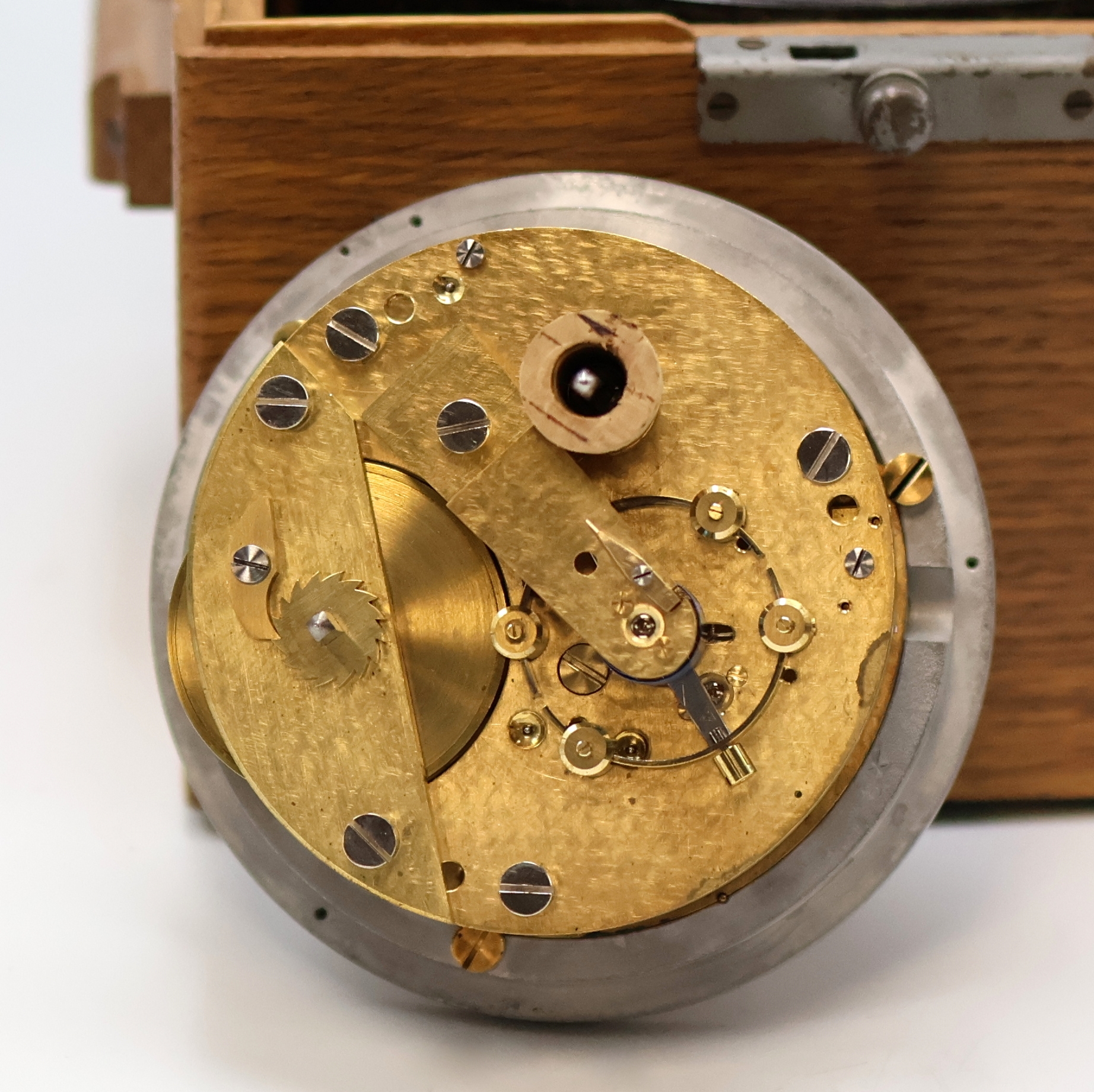 Detail e: WEMPE Marinechronometer im Bakelit-Gehäuse in original Box, Deutschland um 1946, 2-tlg. Eichenkasten, vergl., kardanisch aufgehängtes Bakelit-Geh., ...