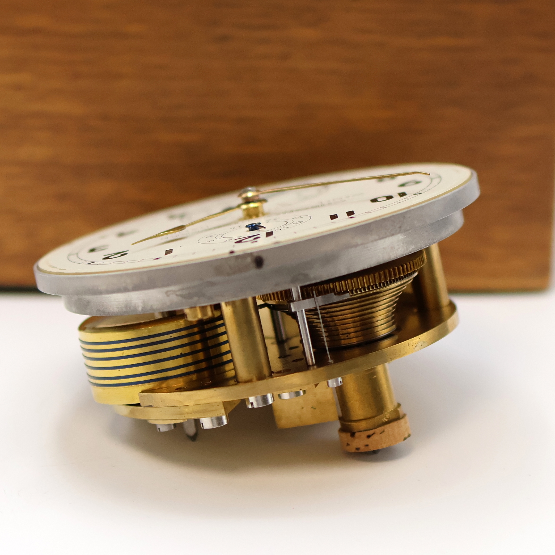 Detail f: WEMPE Marinechronometer im Bakelit-Gehäuse in original Box, Deutschland um 1946, 2-tlg. Eichenkasten, vergl., kardanisch aufgehängtes Bakelit-Geh., ...