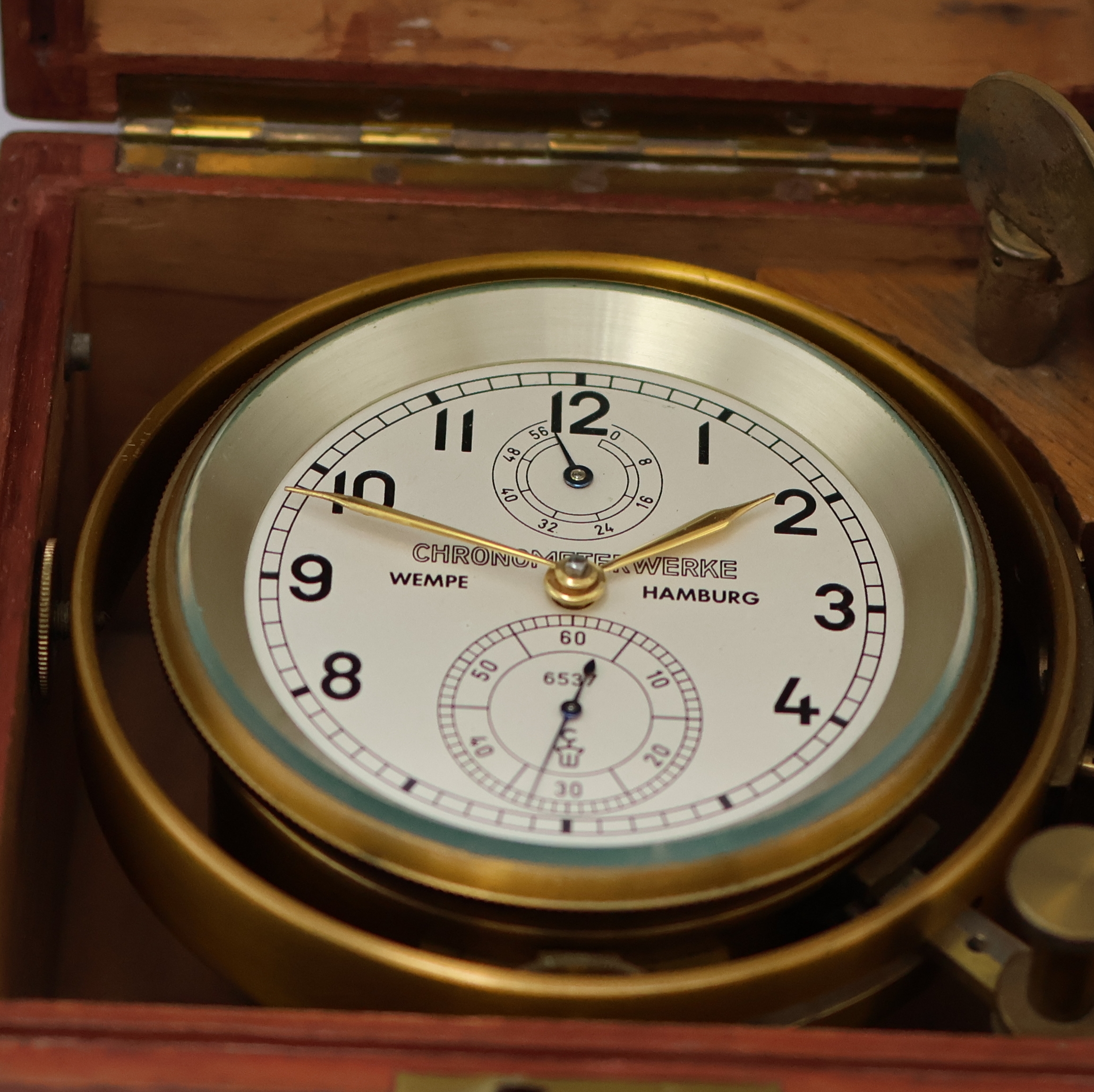 Detail a: WEMPE Marinechronometer im original Holzkasten, Deutschland um 1957, 2-tlg. facett-vergl. Kasten, mit Werk nummerngleich, kardanisch aufgehängtes ...