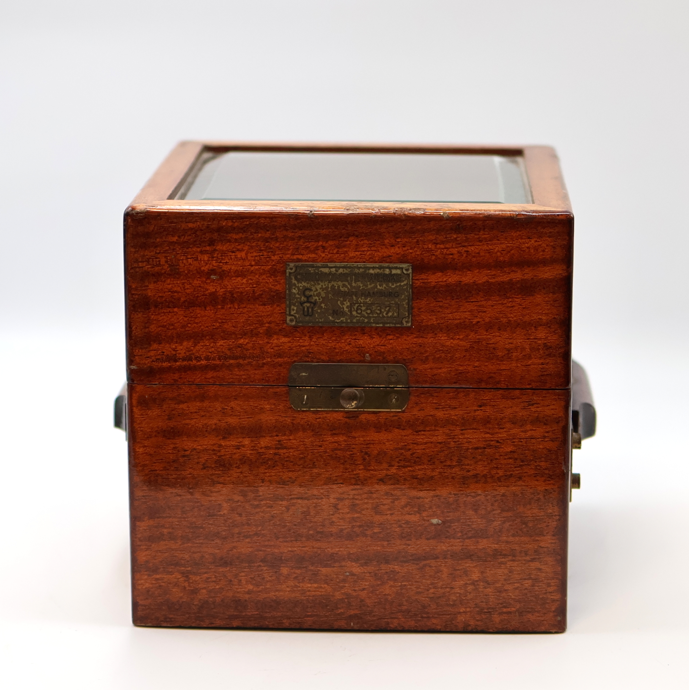 Detail b: WEMPE Marinechronometer im original Holzkasten, Deutschland um 1957, 2-tlg. facett-vergl. Kasten, mit Werk nummerngleich, kardanisch aufgehängtes ...