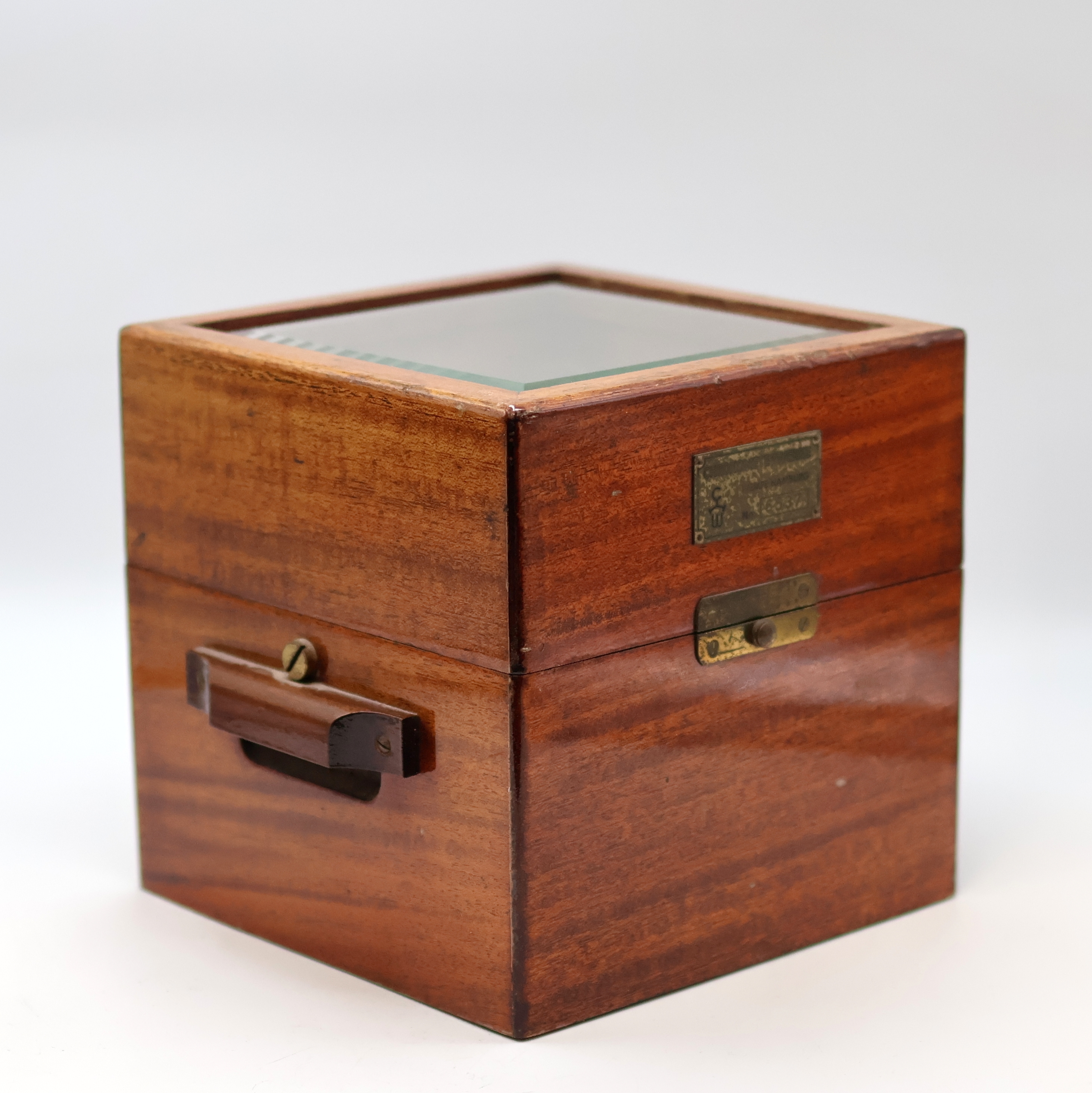 Detail c: WEMPE Marinechronometer im original Holzkasten, Deutschland um 1957, 2-tlg. facett-vergl. Kasten, mit Werk nummerngleich, kardanisch aufgehängtes ...