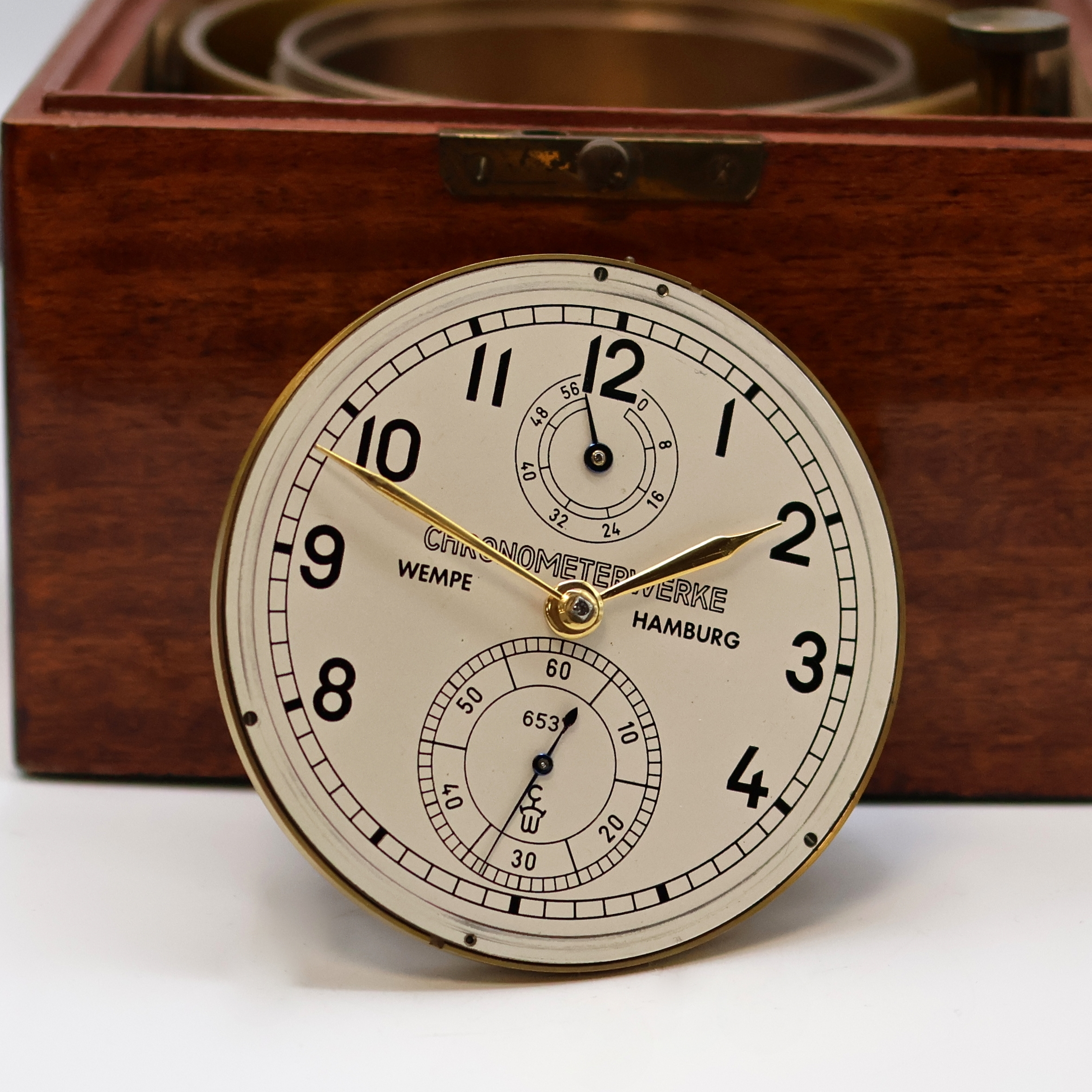 Detail d: WEMPE Marinechronometer im original Holzkasten, Deutschland um 1957, 2-tlg. facett-vergl. Kasten, mit Werk nummerngleich, kardanisch aufgehängtes ...