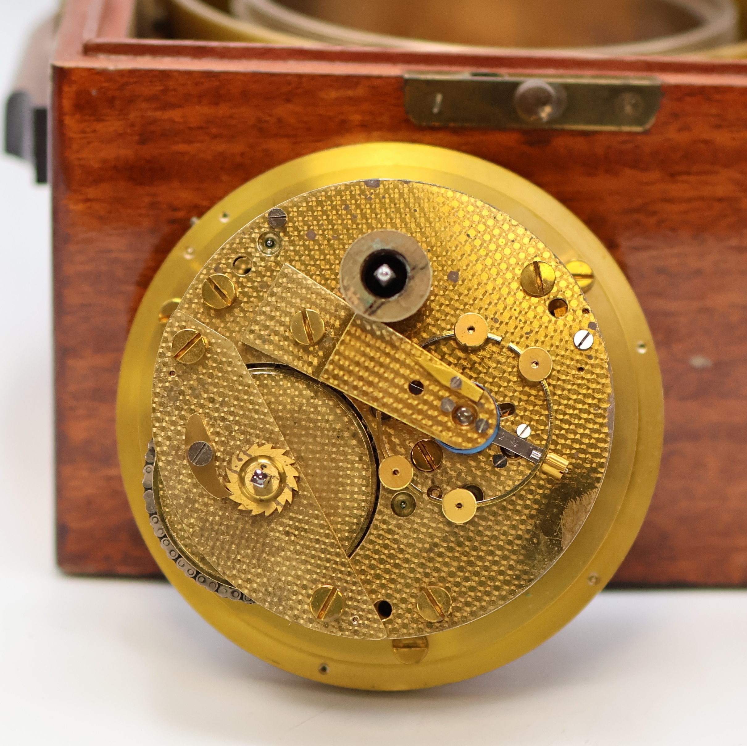 Detail e: WEMPE Marinechronometer im original Holzkasten, Deutschland um 1957, 2-tlg. facett-vergl. Kasten, mit Werk nummerngleich, kardanisch aufgehängtes ...