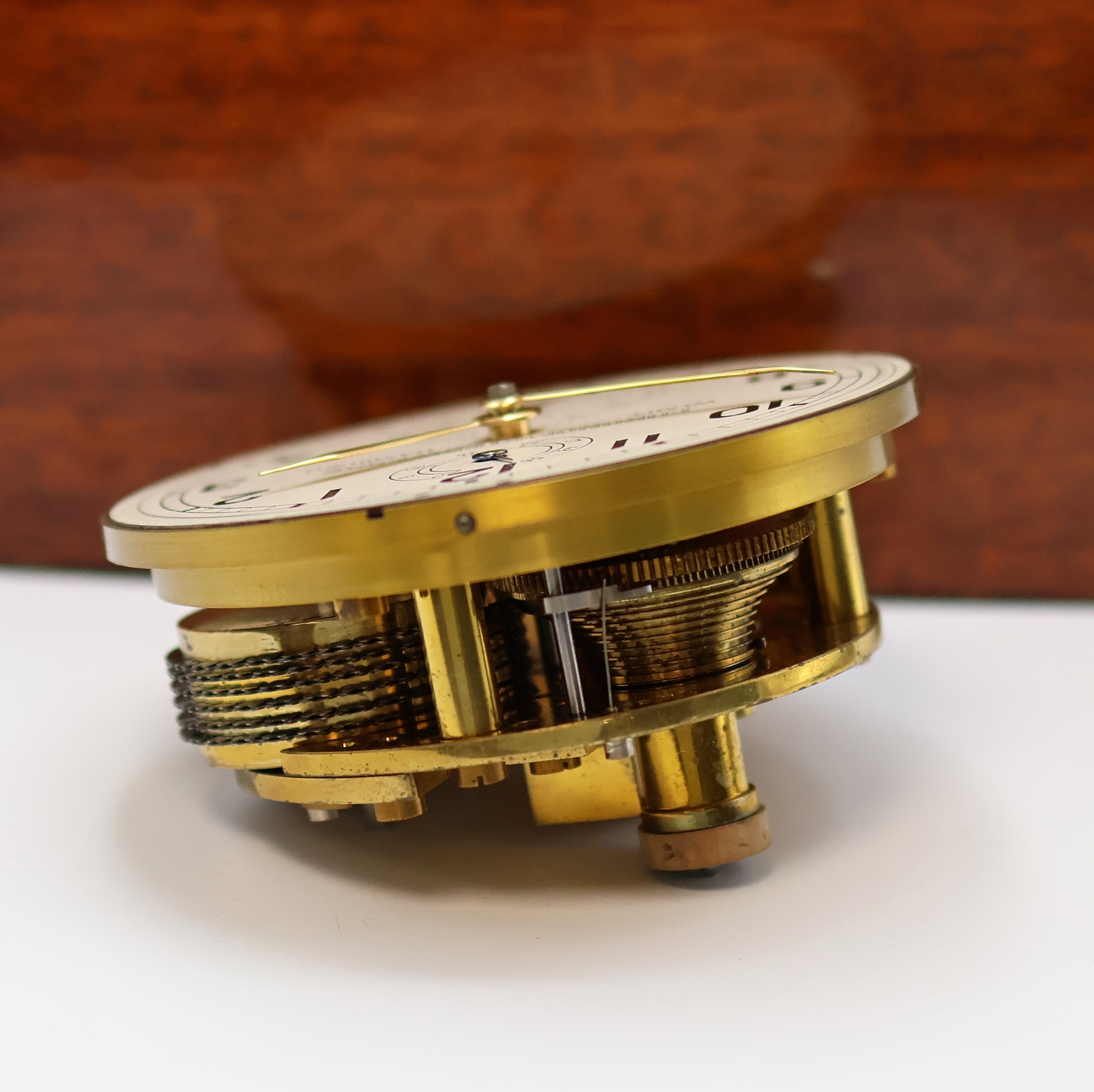 Detail f: WEMPE Marinechronometer im original Holzkasten, Deutschland um 1957, 2-tlg. facett-vergl. Kasten, mit Werk nummerngleich, kardanisch aufgehängtes ...