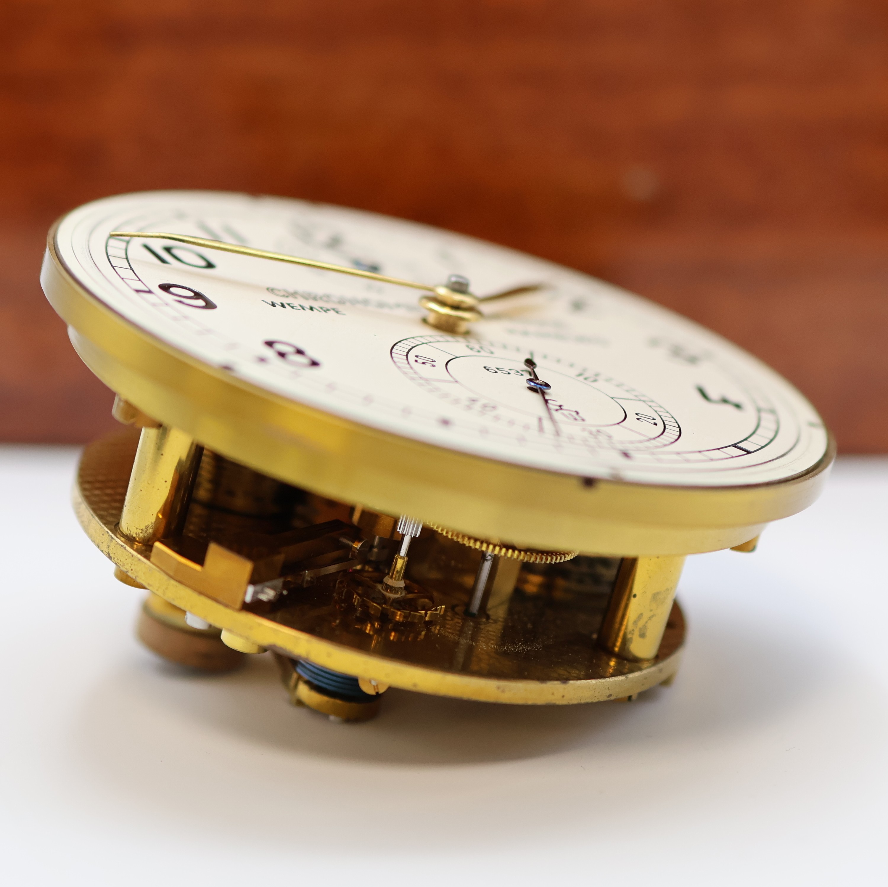 Detail g: WEMPE Marinechronometer im original Holzkasten, Deutschland um 1957, 2-tlg. facett-vergl. Kasten, mit Werk nummerngleich, kardanisch aufgehängtes ...