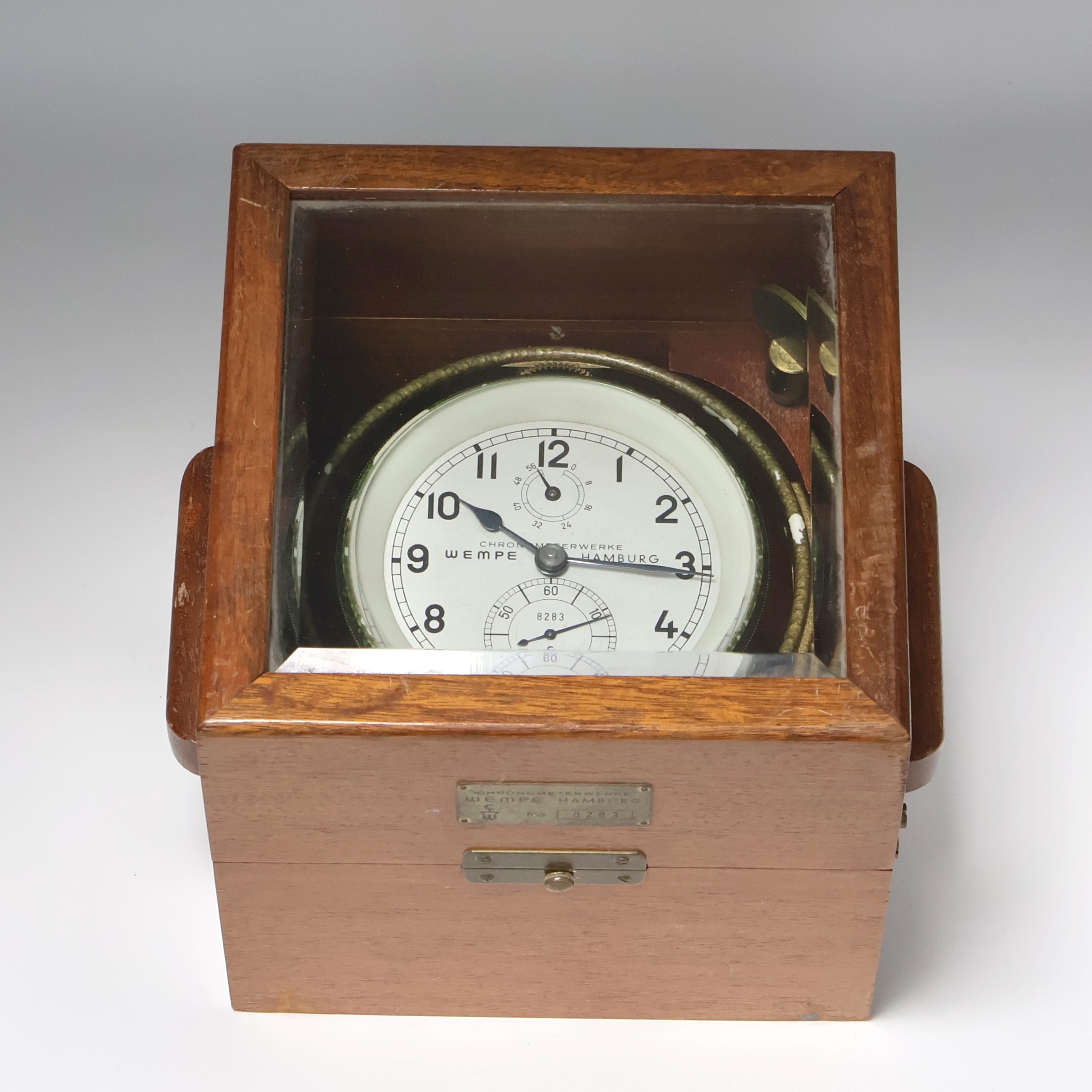 WEMPE Marinechronometer der Bundeswehr, Deutschland um 1968, 2-tlg. facett-vergl. Holzkasten, m. Werk nummerngleich, kardanisch aufgehängtes ...