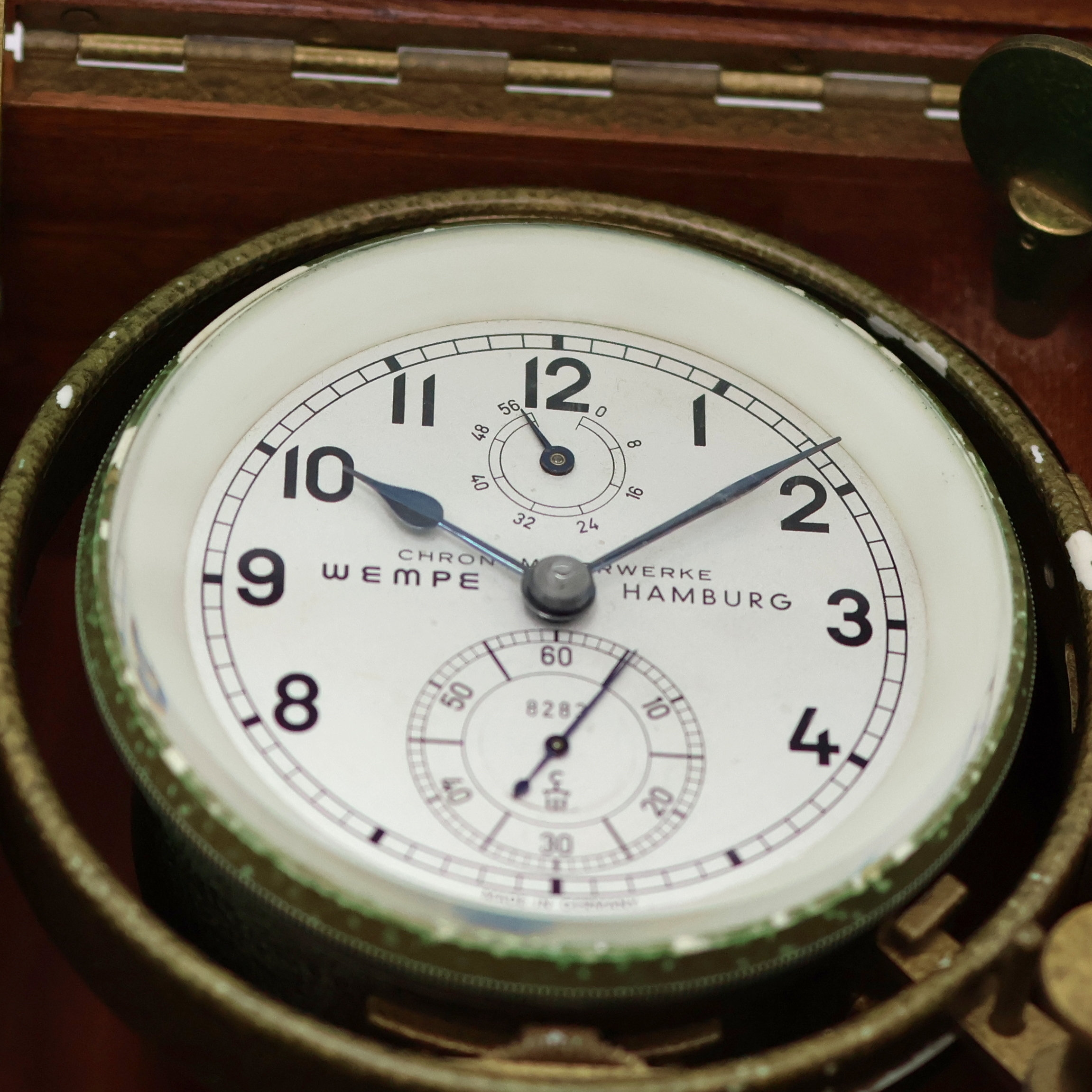 Detail a: WEMPE Marinechronometer der Bundeswehr, Deutschland um 1968, 2-tlg. facett-vergl. Holzkasten, m. Werk nummerngleich, kardanisch aufgehängtes ...