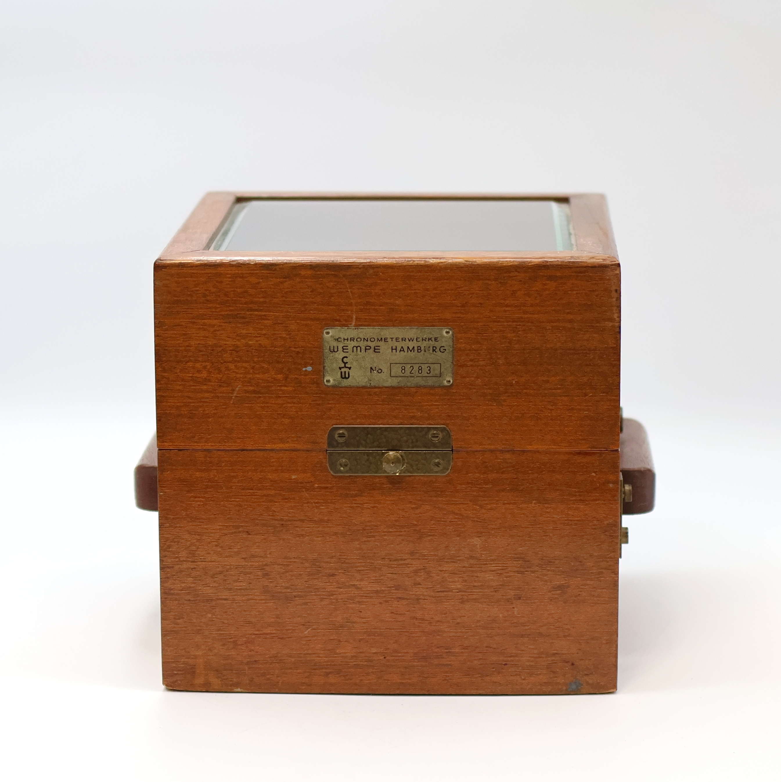 Detail b: WEMPE Marinechronometer der Bundeswehr, Deutschland um 1968, 2-tlg. facett-vergl. Holzkasten, m. Werk nummerngleich, kardanisch aufgehängtes ...