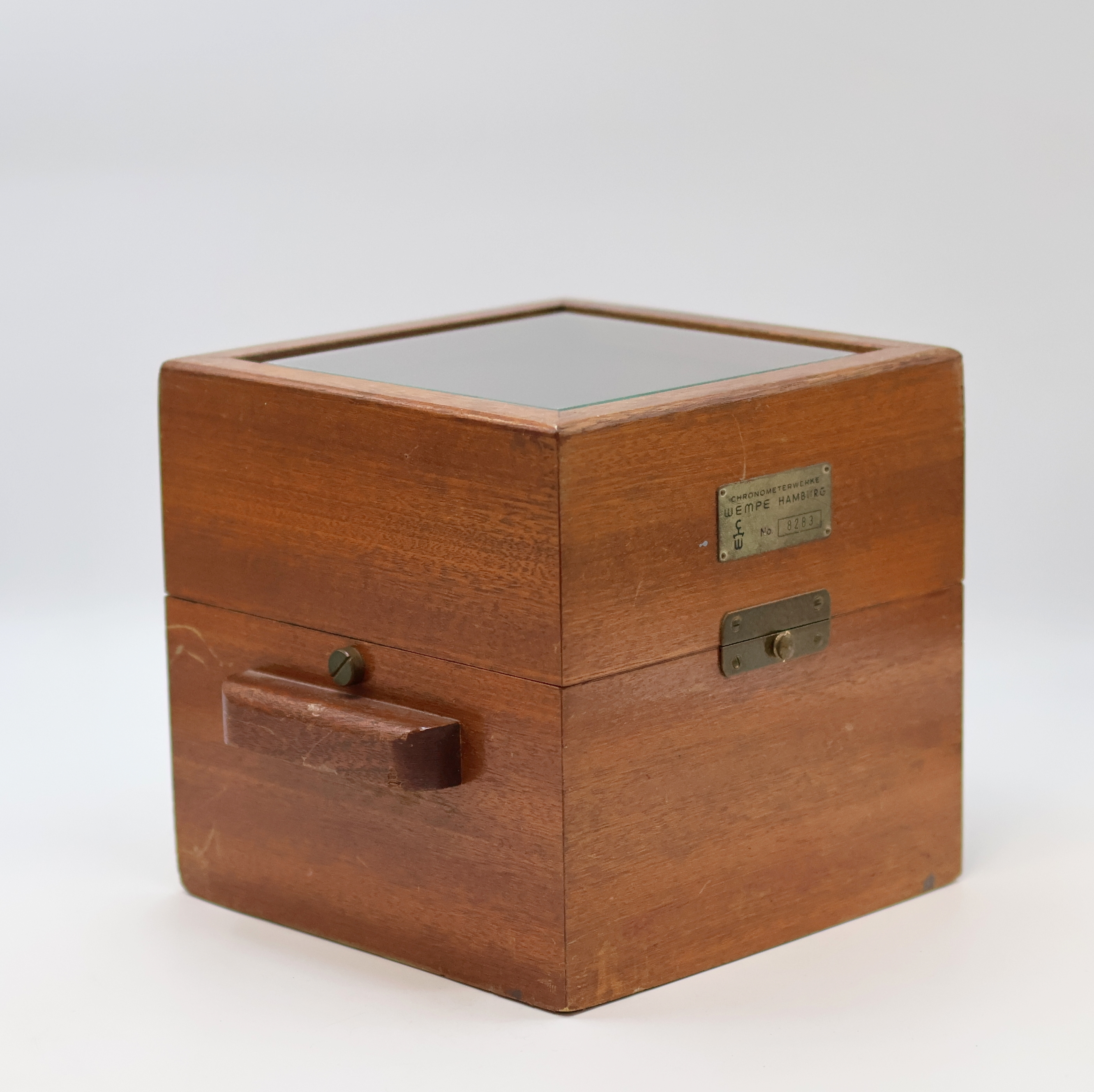 Detail c: WEMPE Marinechronometer der Bundeswehr, Deutschland um 1968, 2-tlg. facett-vergl. Holzkasten, m. Werk nummerngleich, kardanisch aufgehängtes ...