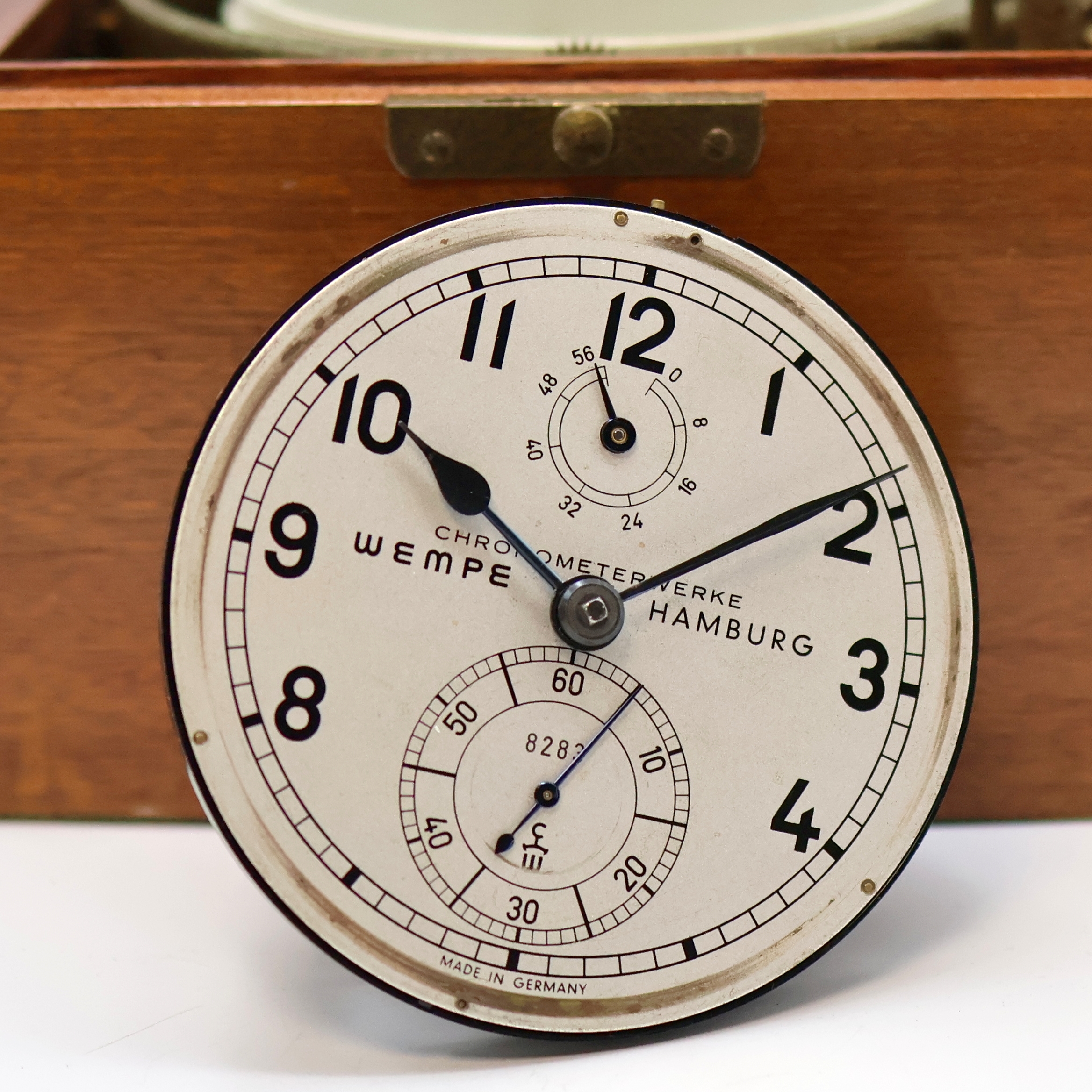 Detail d: WEMPE Marinechronometer der Bundeswehr, Deutschland um 1968, 2-tlg. facett-vergl. Holzkasten, m. Werk nummerngleich, kardanisch aufgehängtes ...