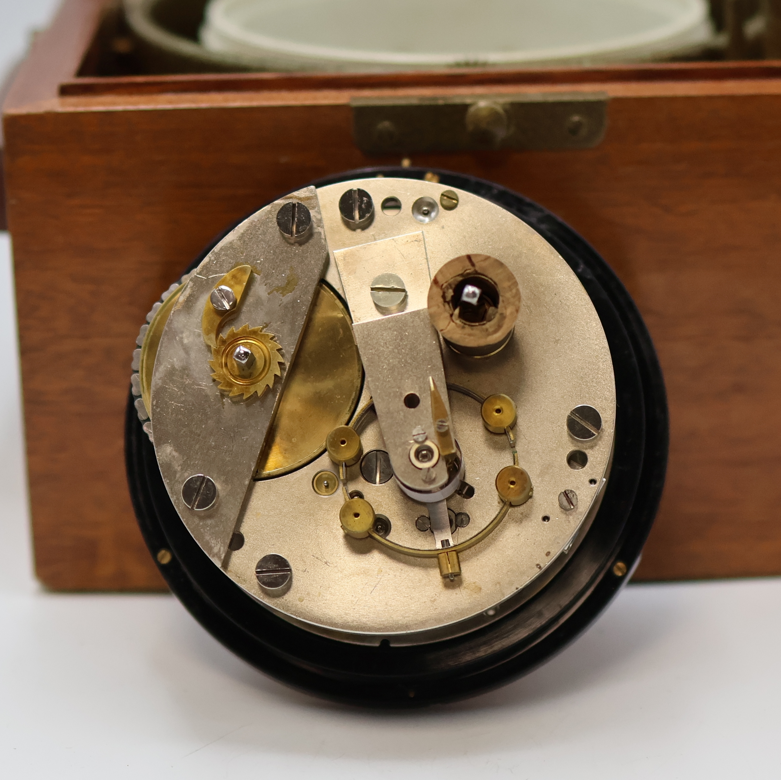 Detail e: WEMPE Marinechronometer der Bundeswehr, Deutschland um 1968, 2-tlg. facett-vergl. Holzkasten, m. Werk nummerngleich, kardanisch aufgehängtes ...