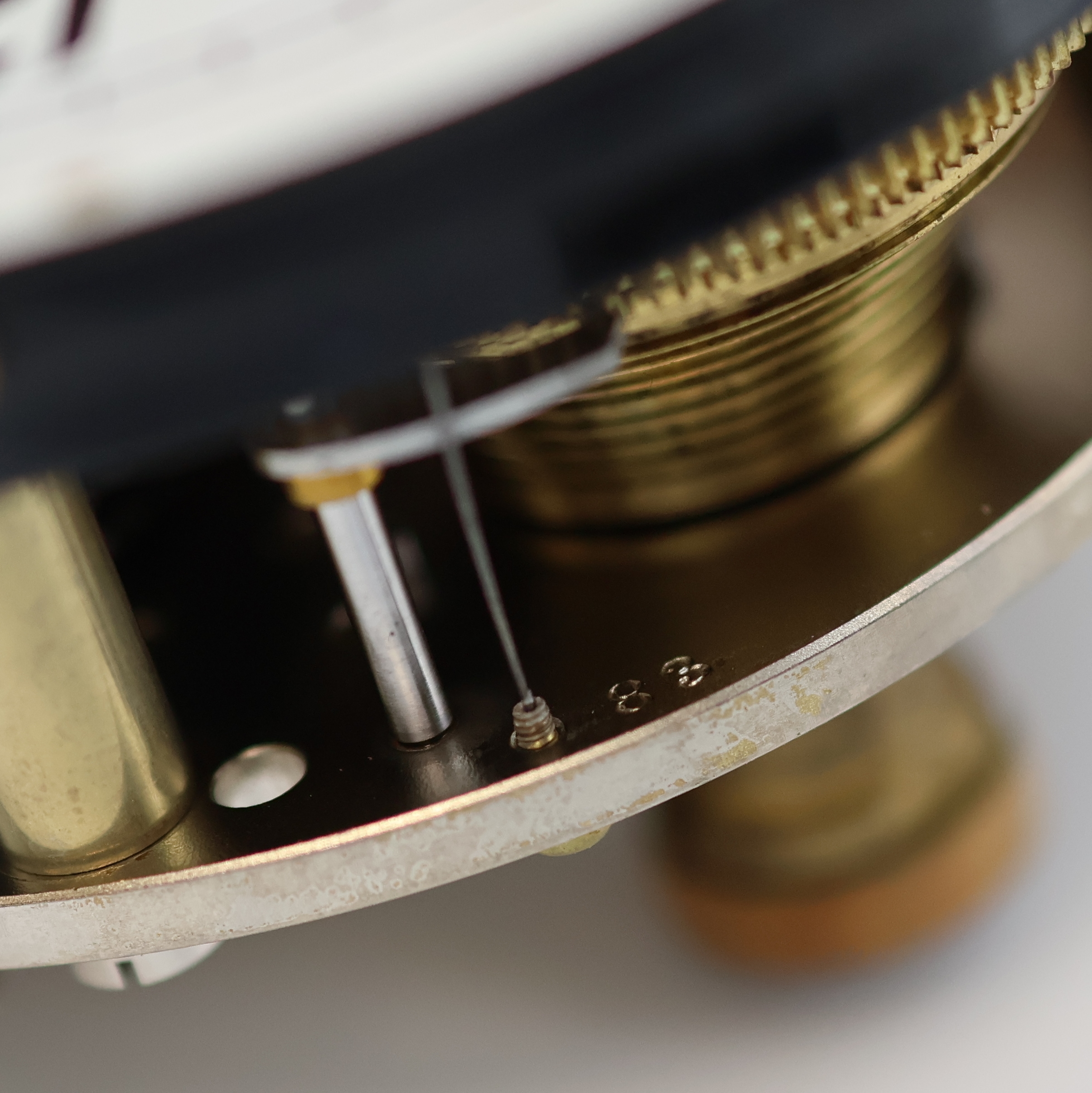 Detail f: WEMPE Marinechronometer der Bundeswehr, Deutschland um 1968, 2-tlg. facett-vergl. Holzkasten, m. Werk nummerngleich, kardanisch aufgehängtes ...