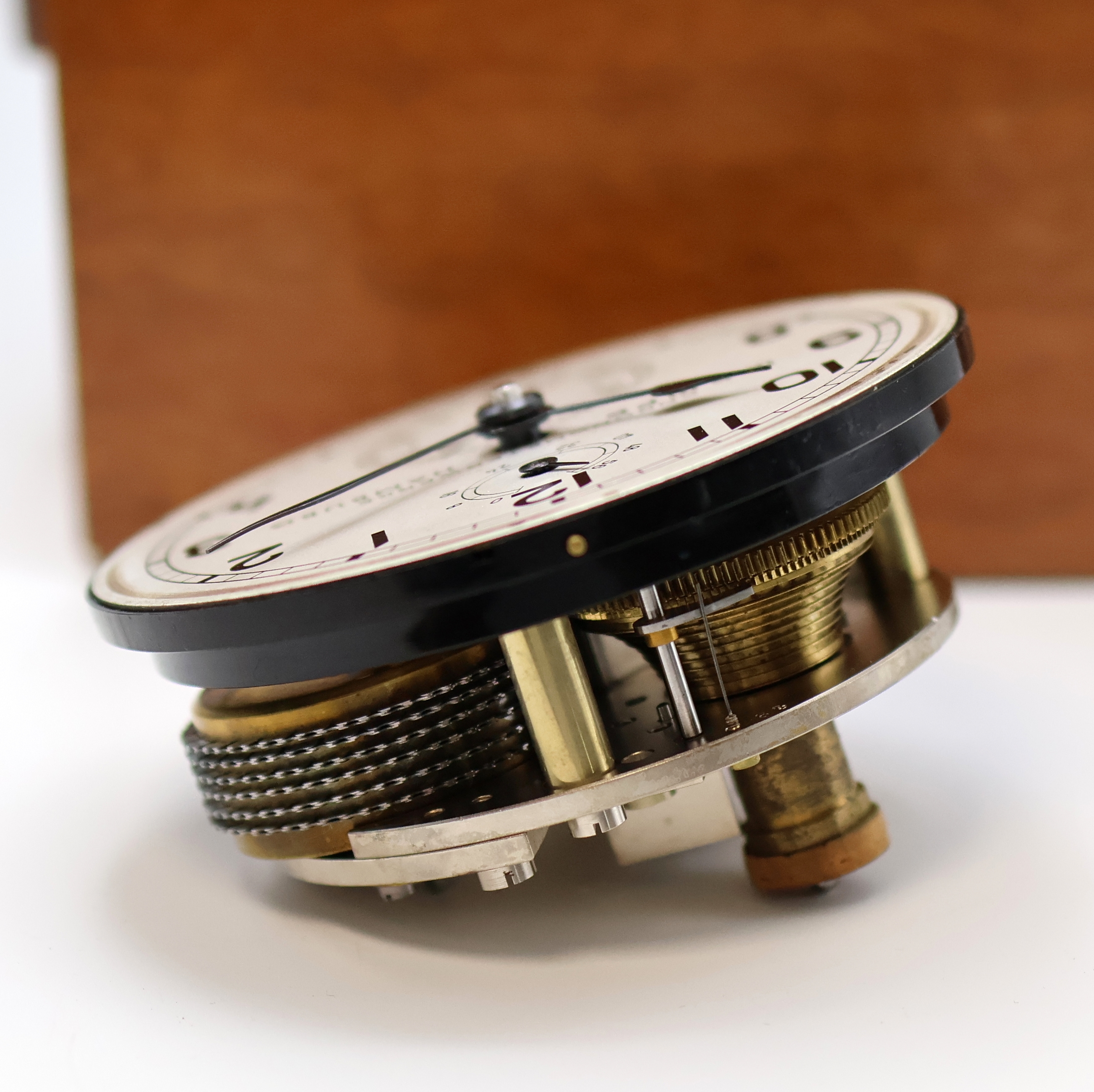 Detail g: WEMPE Marinechronometer der Bundeswehr, Deutschland um 1968, 2-tlg. facett-vergl. Holzkasten, m. Werk nummerngleich, kardanisch aufgehängtes ...