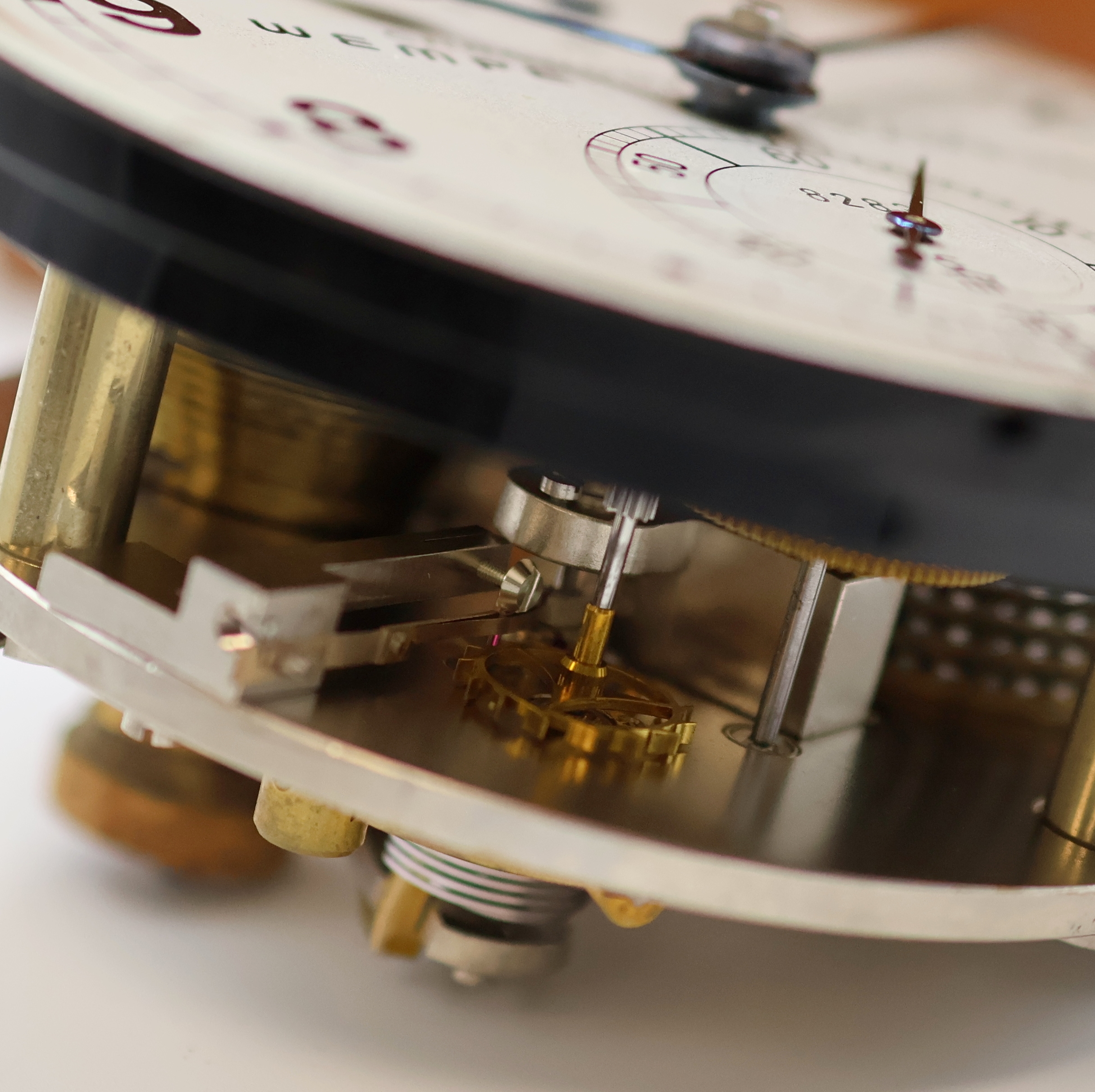 Detail h: WEMPE Marinechronometer der Bundeswehr, Deutschland um 1968, 2-tlg. facett-vergl. Holzkasten, m. Werk nummerngleich, kardanisch aufgehängtes ...