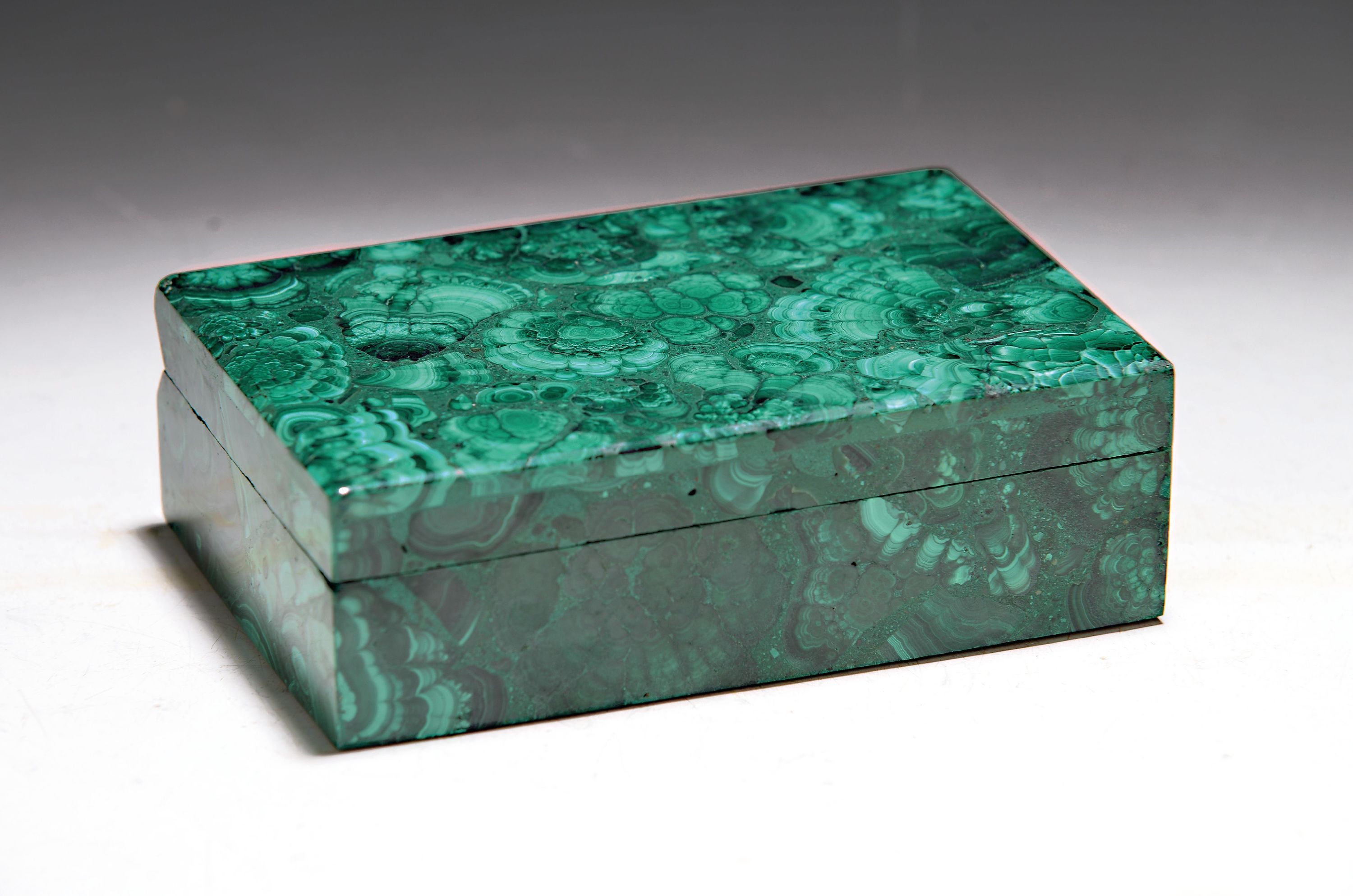 Image 27041696 - Deckeldose aus Malachit, neuzeitlich, ca. 4.5x15x10cm, Wandstärke ca. 0.5 cm