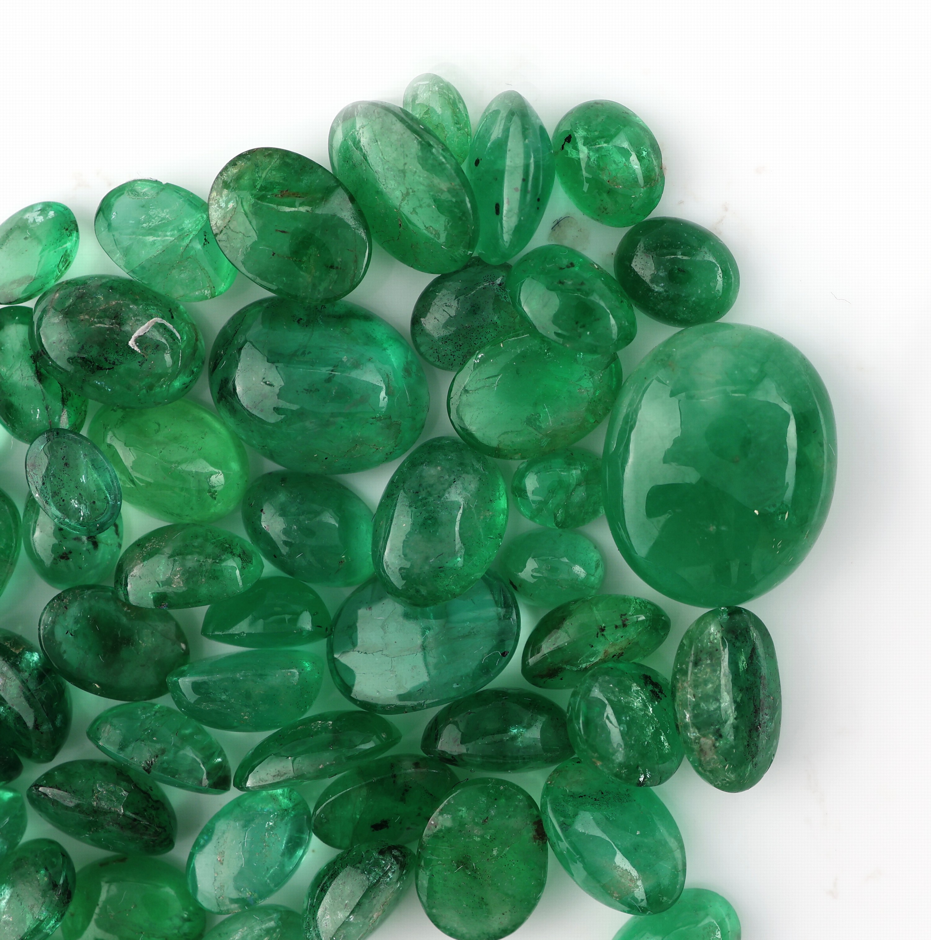 Detail a: Lot lose Smaragde, zus. ca. 34.43 ct, Cabochons in versch. Größen, Formen und Farbnuancen