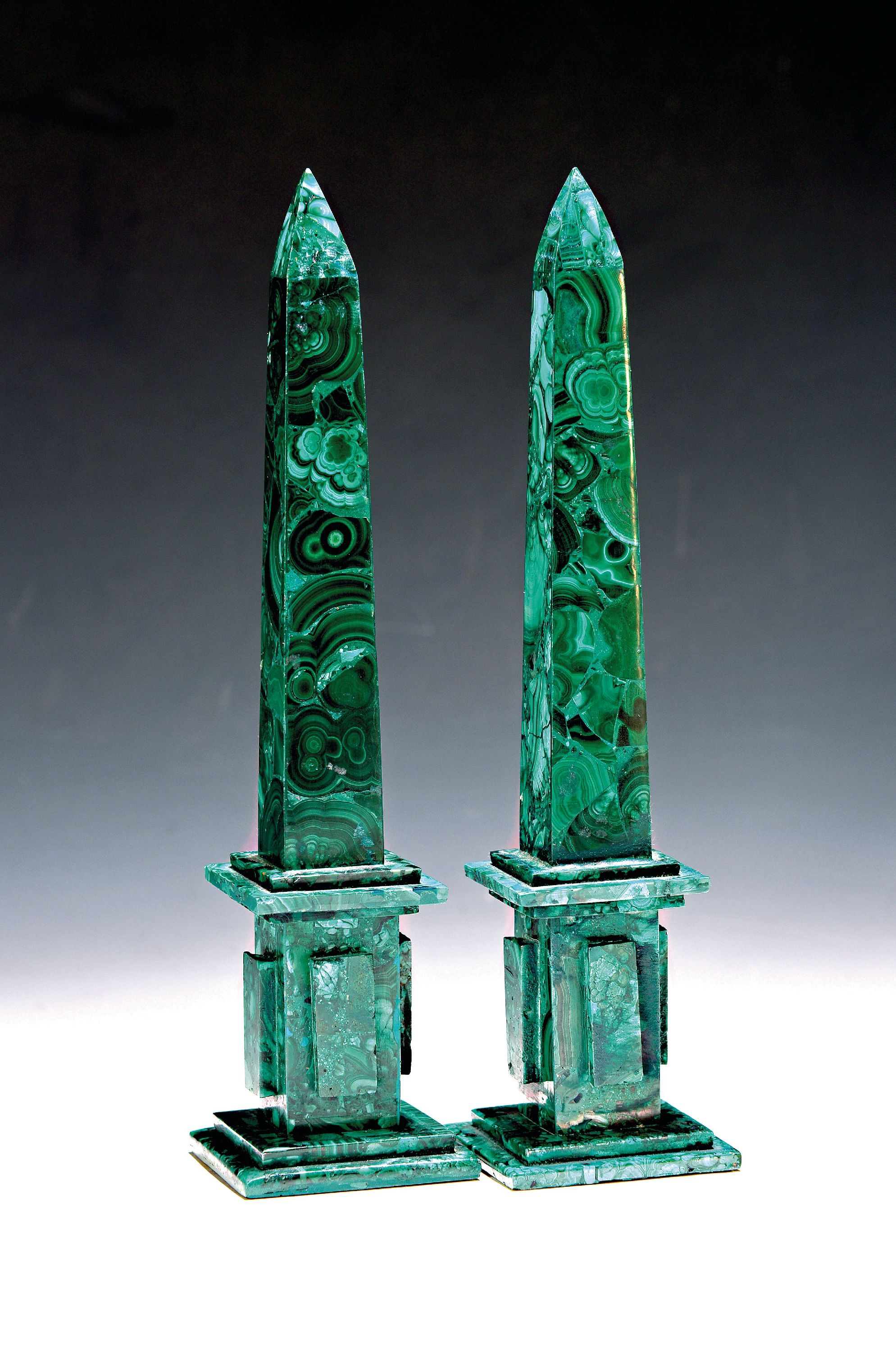 Image 27041699 - Paar Obelisken aus Malachit, neuzeitlich, H. je ca. 29cm