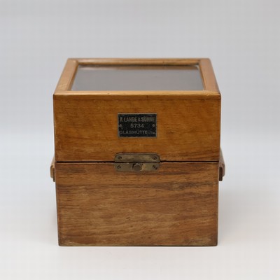 27041616a - A. LANGE & SÖHNE Marinechronometer Kaliber 48, Deutschland um 1945, vergl. 2-tlg. ...