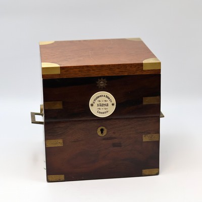 27041625a - F. DENCKER Hamburg/ULYSSE NARDIN Marinechrono-meter im nicht originalen Holzkasten, ...