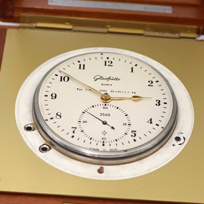 27041630a - Glashütte Quartz Marinechronometer Type 1-71, DDR um 1980, 2-tlg. vergl. Holzkasten, ...