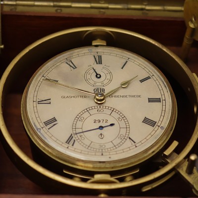 27041632c - GUB Marinechronometer Nr. 2972 im späteren Gehäuse/Holzkasten, DDR um 1955, 2-tlg. ...