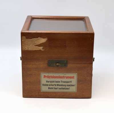 27041635a - GUB Glashütte Marinechronometer im späteren Gehäuse/Kasten, DDR um 1960, 2-tlg. ...