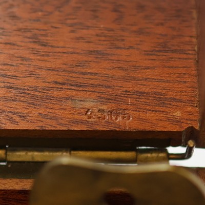 27041635g - GUB Glashütte Marinechronometer im späteren Gehäuse/Kasten, DDR um 1960, 2-tlg. ...