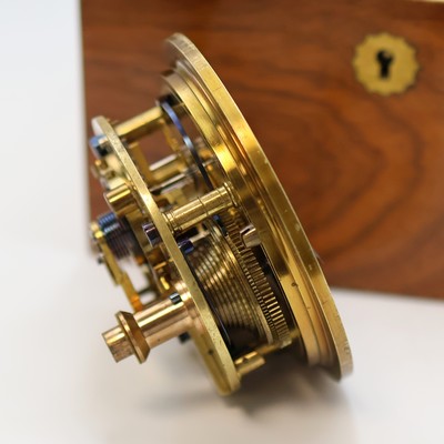 27041646e - JOHN POOLE Marinechronometer im späteren Holzkasten, England um 1880, 3-tlg. Holzkasten ...