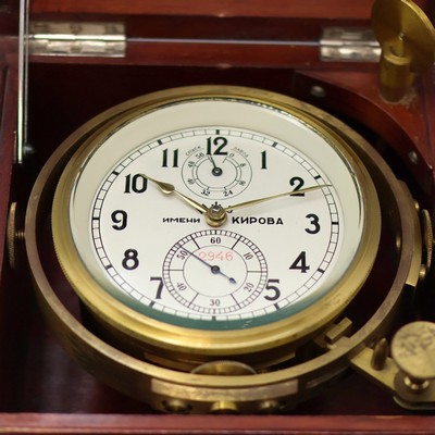 27041665a - 1. Moskauer Uhrenfabrik Marinechronometer, UDSSR um 1958, 3-tlg. Holzbox, seitl. ...