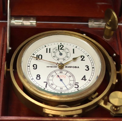 27041666a - 1. Moskauer Uhrenfabrik Marinechronometer, UDSSR um 1965, 3-tlg. Holzkasten, seitl. ...